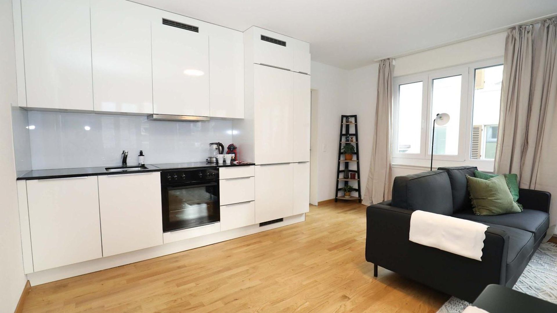 New Center With Private Entry & Parking Apartment *