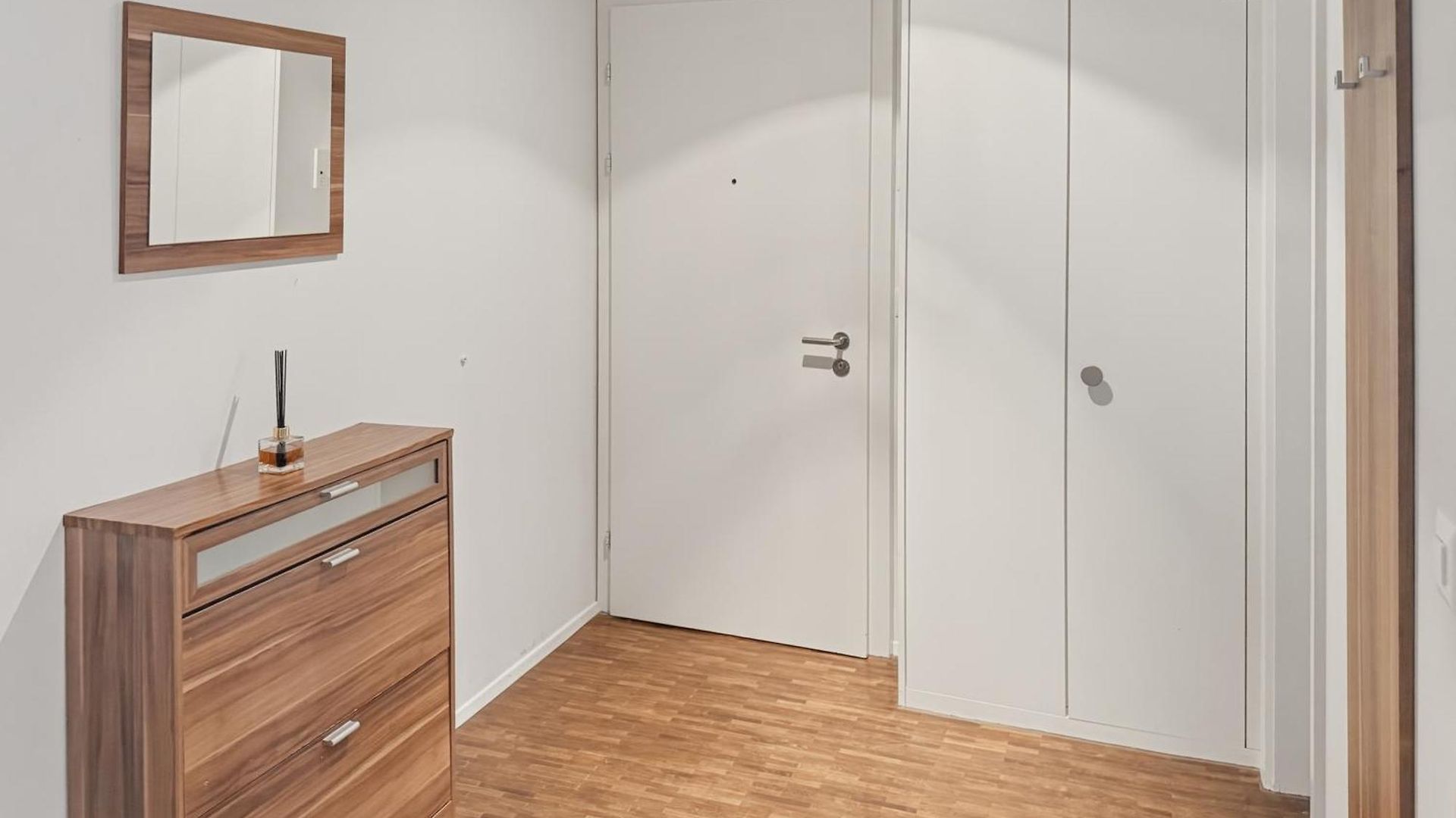 Apartment 1br With Balcony Near - Flower 1 *