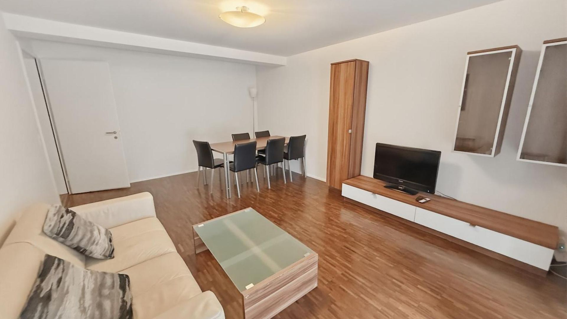 Apartment 1br With Balcony Near - Flower 1