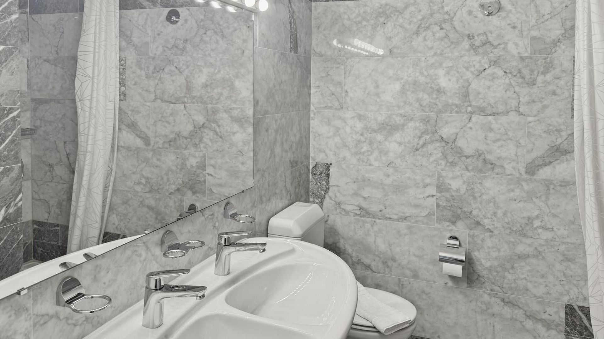 Amazing 2 Bedroom Flat: Specious And