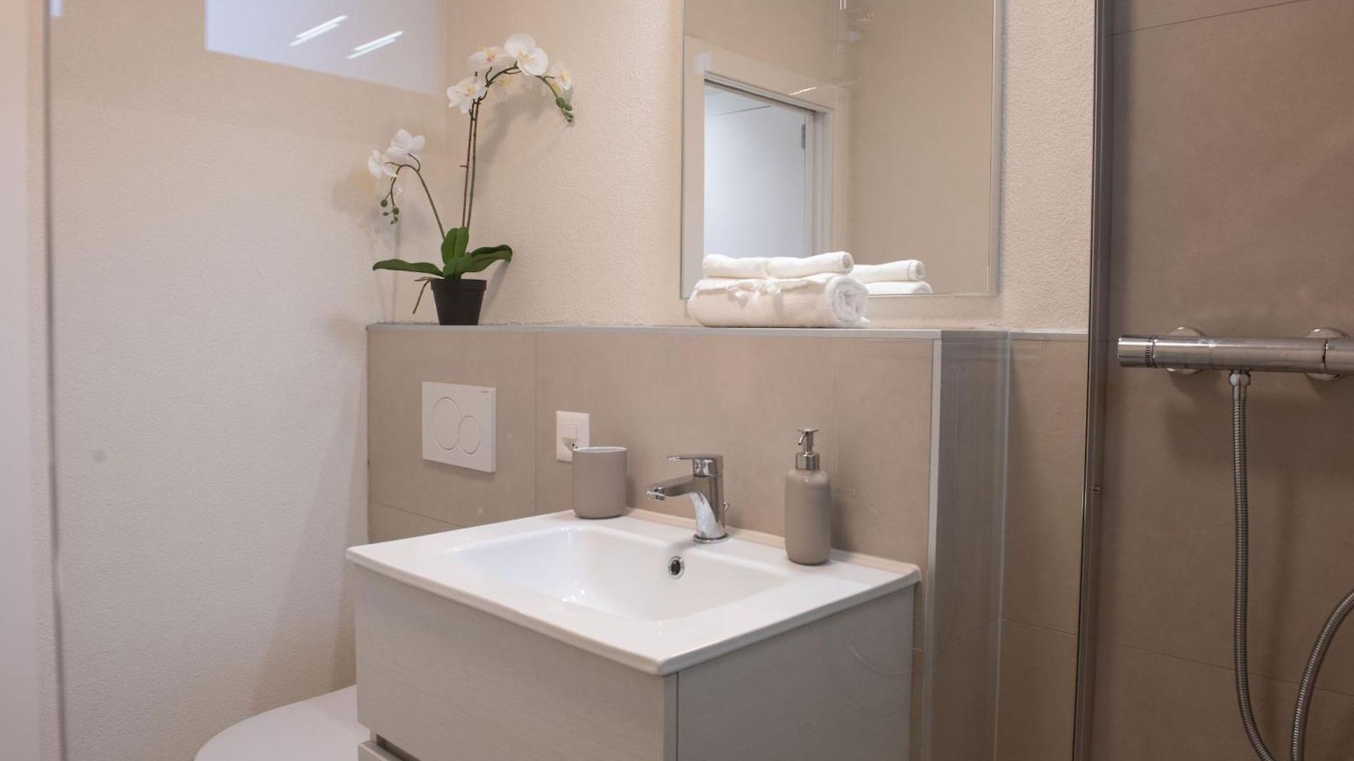 Pure Living In Oerlikon Apartment