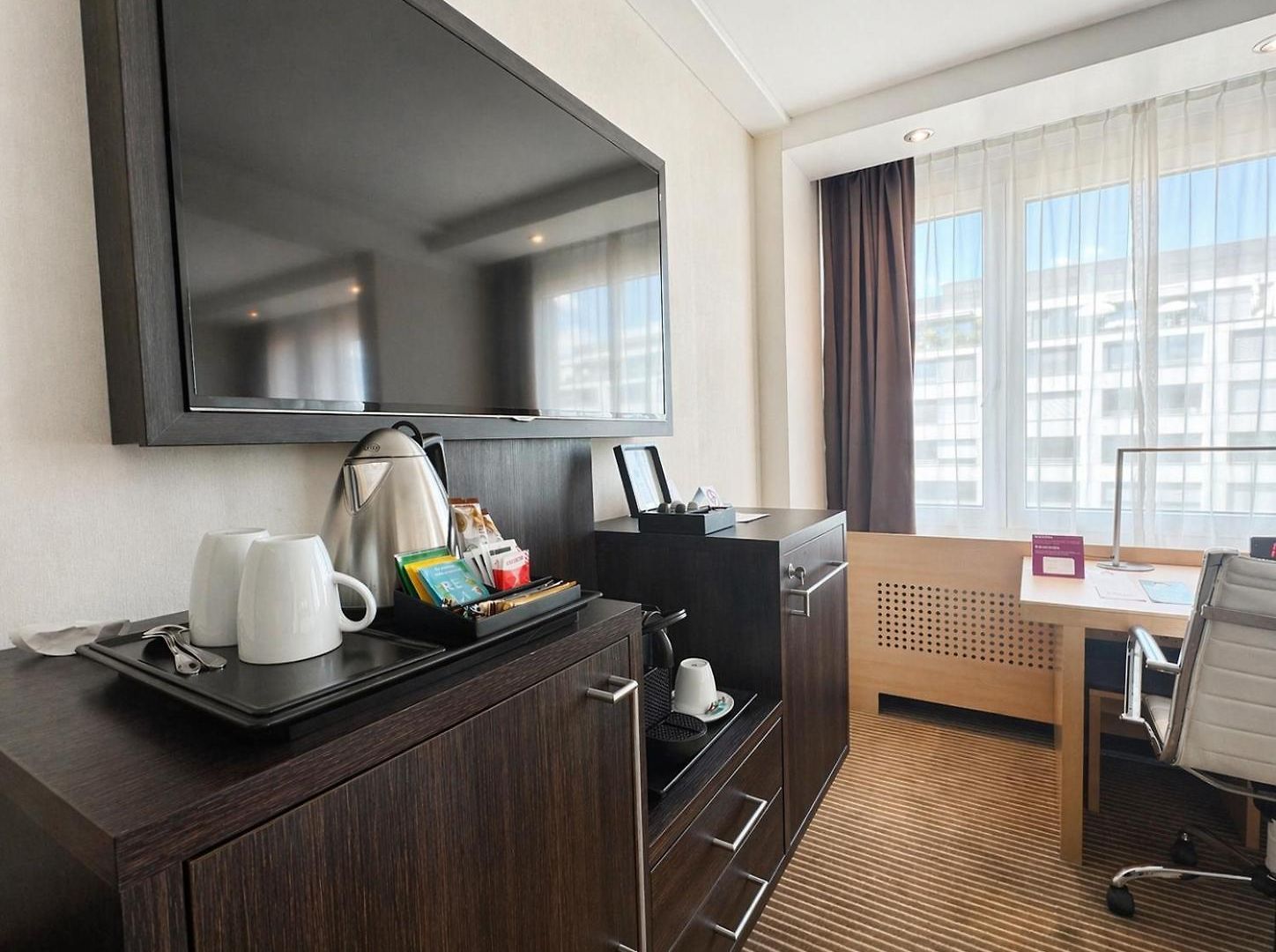 Crowne Plaza Zürich, An Ihg