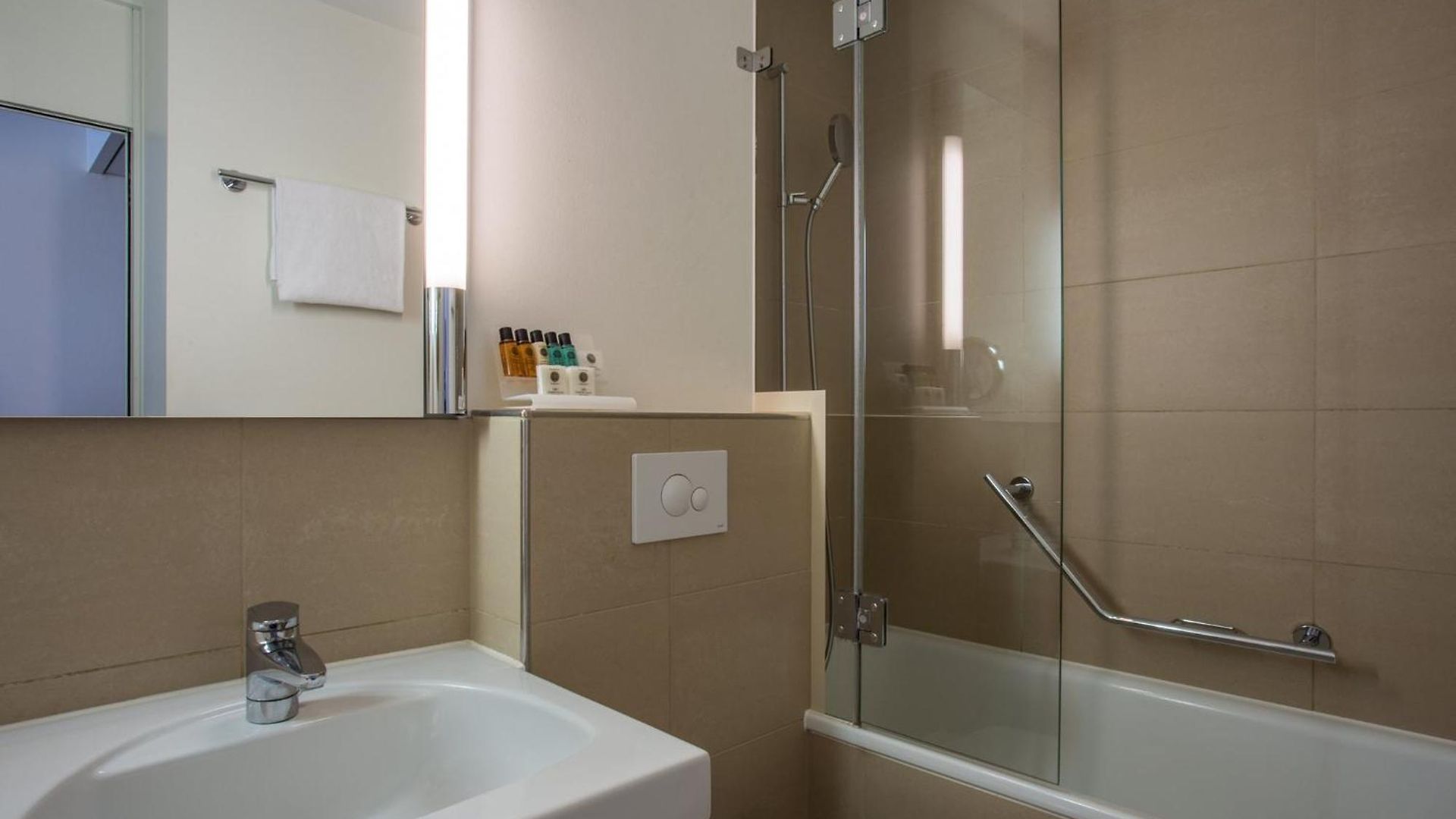 Crowne Plaza Zürich, An Ihg 4*