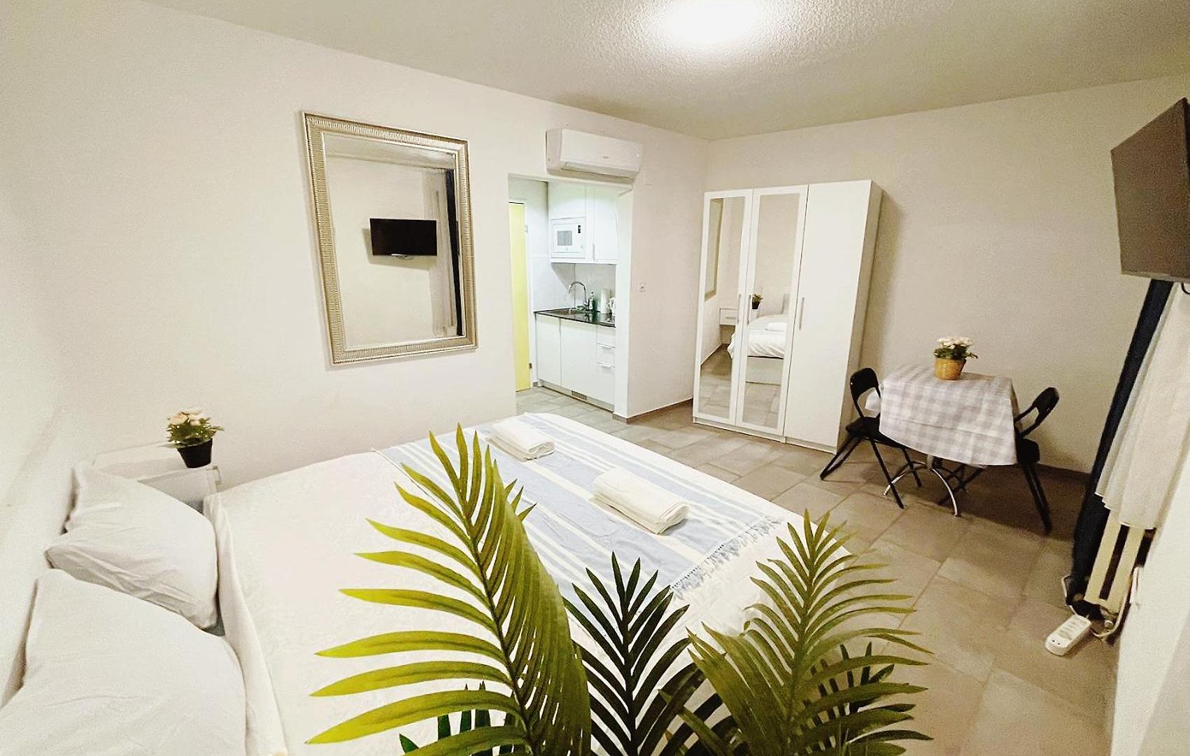 Apartment Center En-suite Budget Self Check In, Eth Hb *
