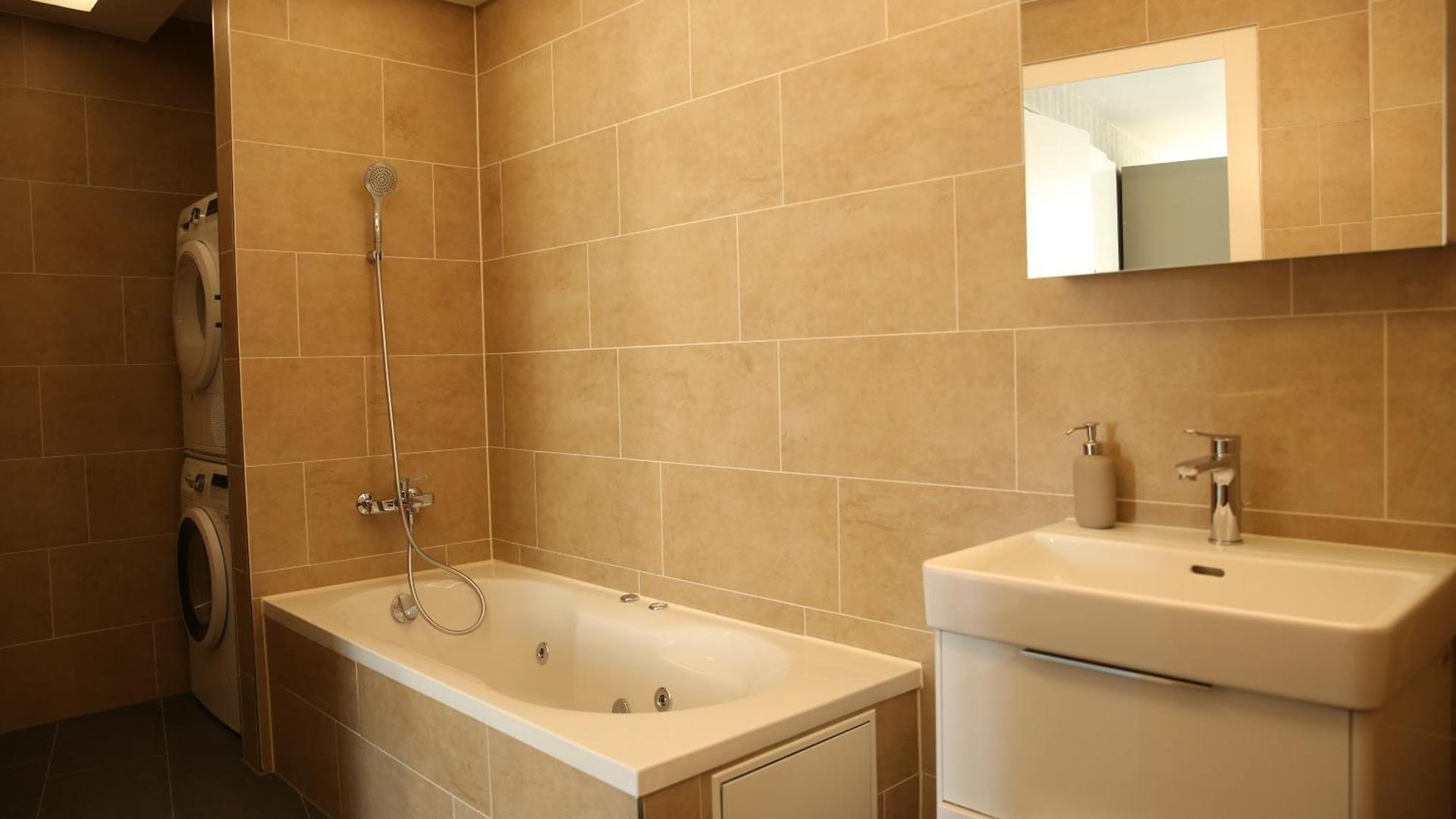 Lamira Serviced Aparthotel 4*