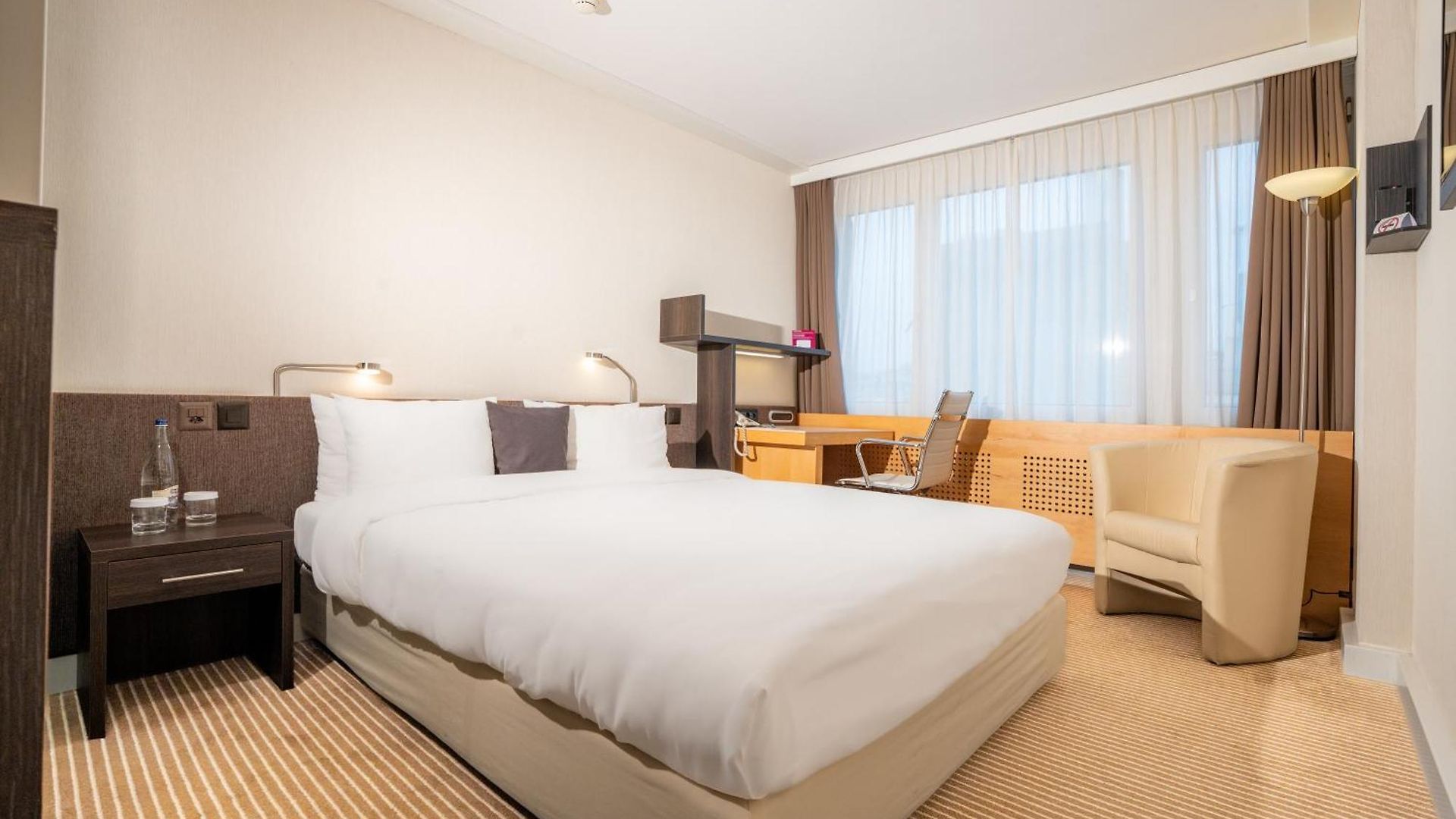 Crowne Plaza Zürich, An Ihg