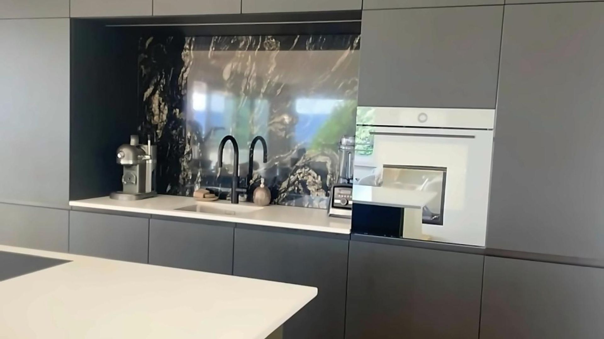 Luxury, Quiet Flat Overlooking *