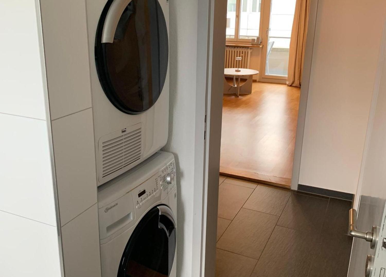 Spacious Enge Gem - Sihlcity, Balcony, Private Laundry Apartment