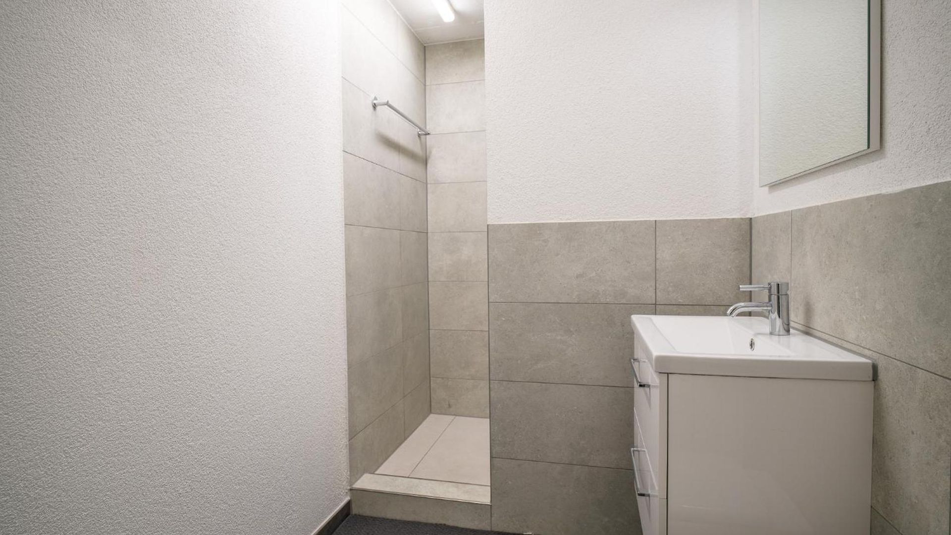 Near Oerlikon And Airport Apartment *