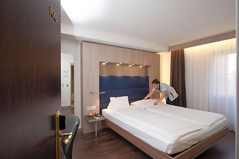 Alexander Old Town Hotel