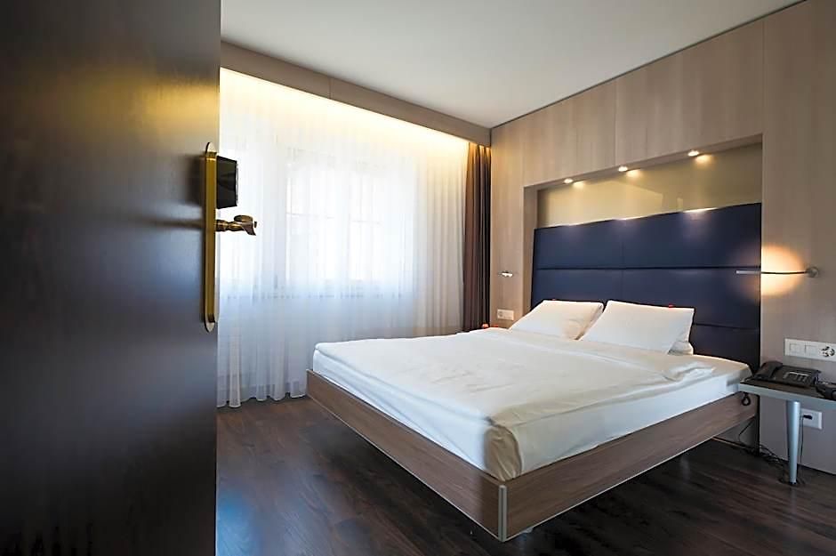 Alexander Old Town Hotel 3*