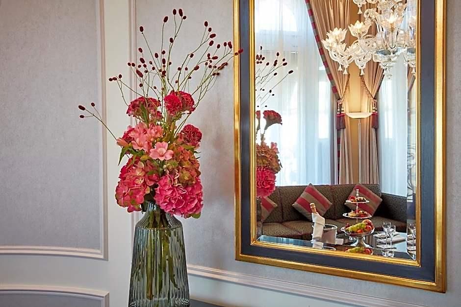 Schweizerhof Hotel 5*