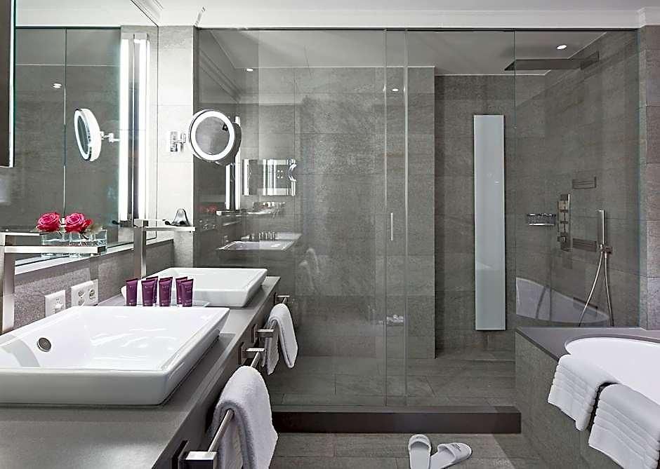 Schweizerhof Hotel 5*