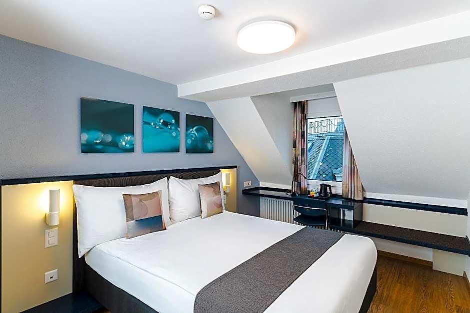 Bristol Hotel 3*