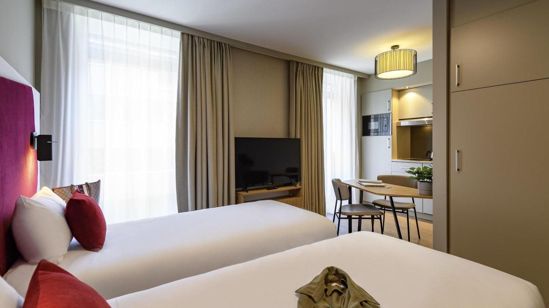 Adagio Center 4*