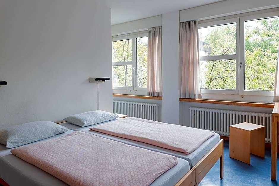 Youth Hostel *