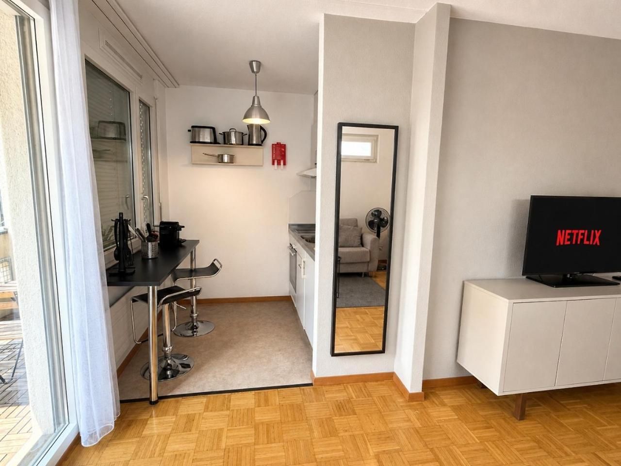 Amazing In The Centre - Art 10 Apartment