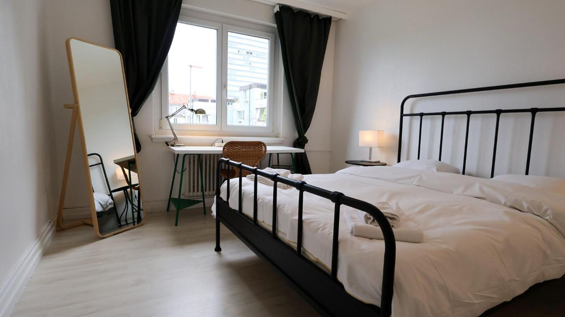 Spacious Near Center * Zurich