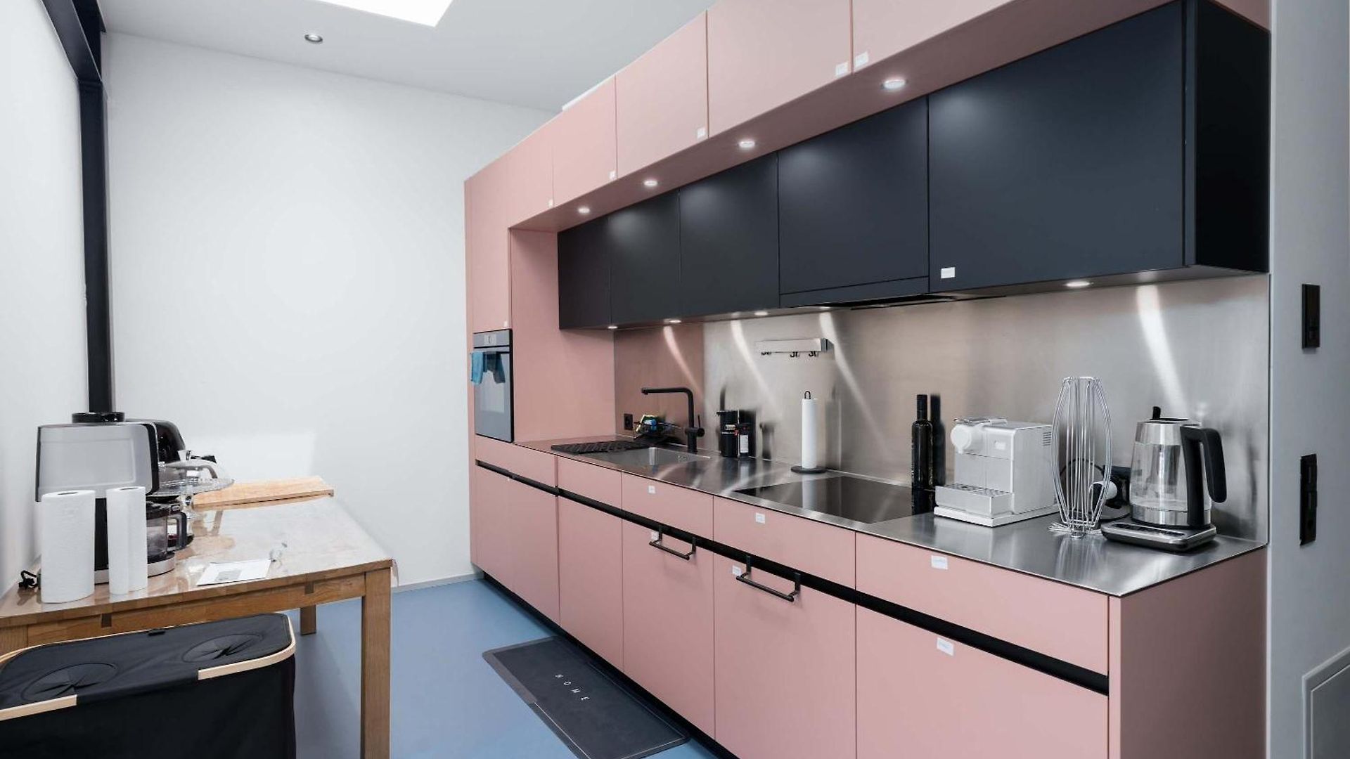 Modern With Balcony View & Workspace * Zurich