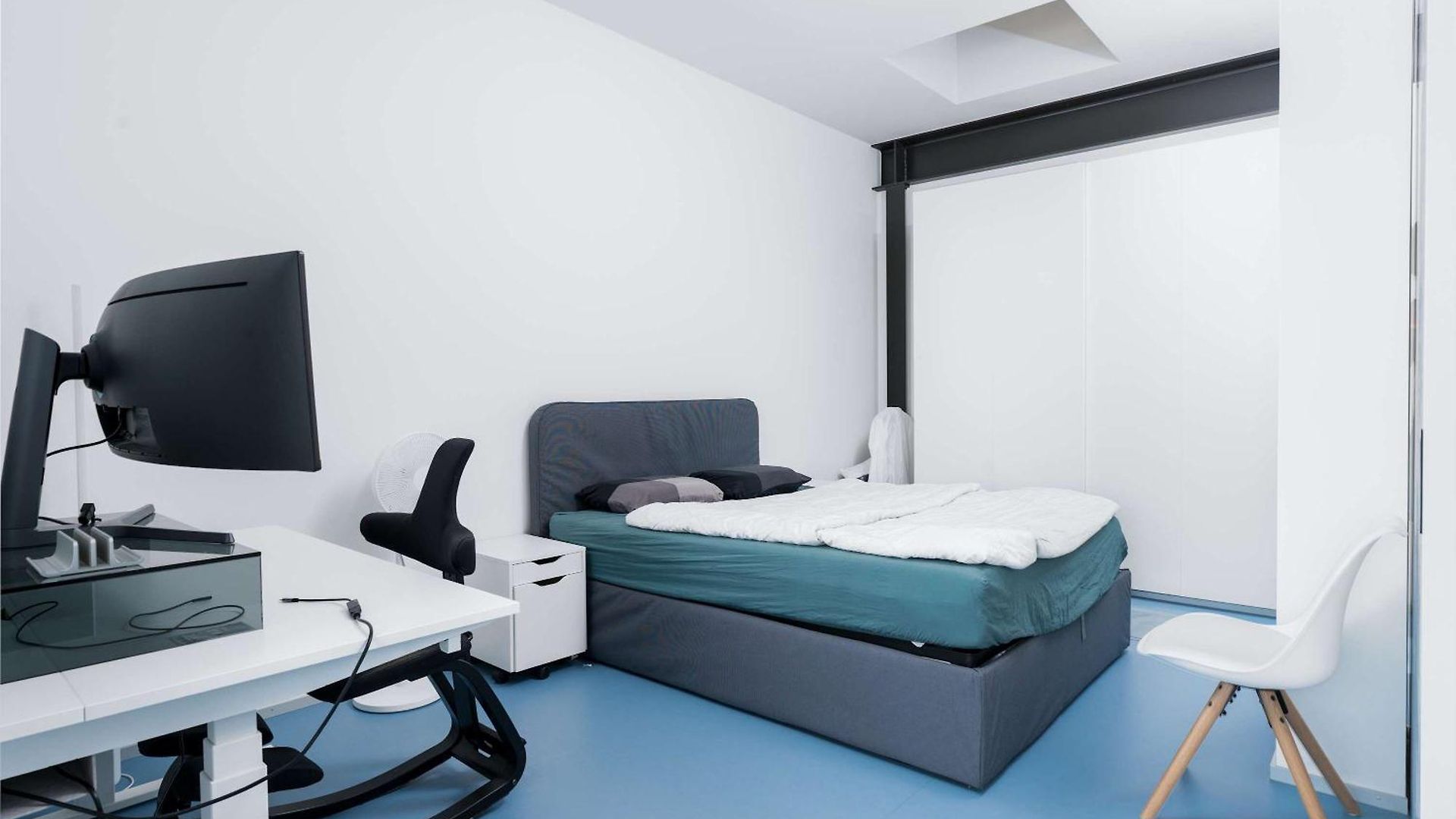 Modern With Balcony View & Workspace Apartment *