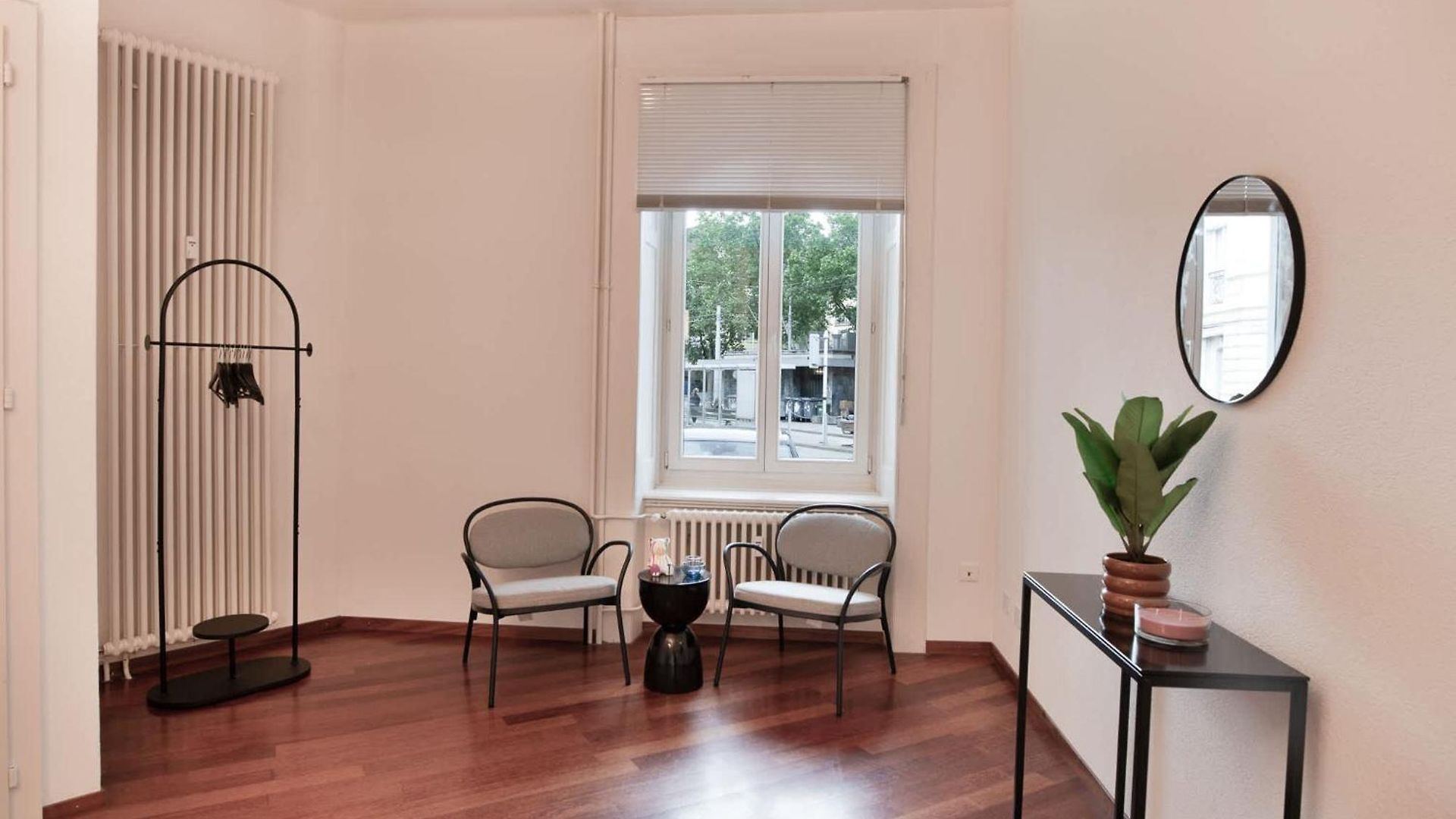 With Free Parking & Ac Tram To Center Apartment *