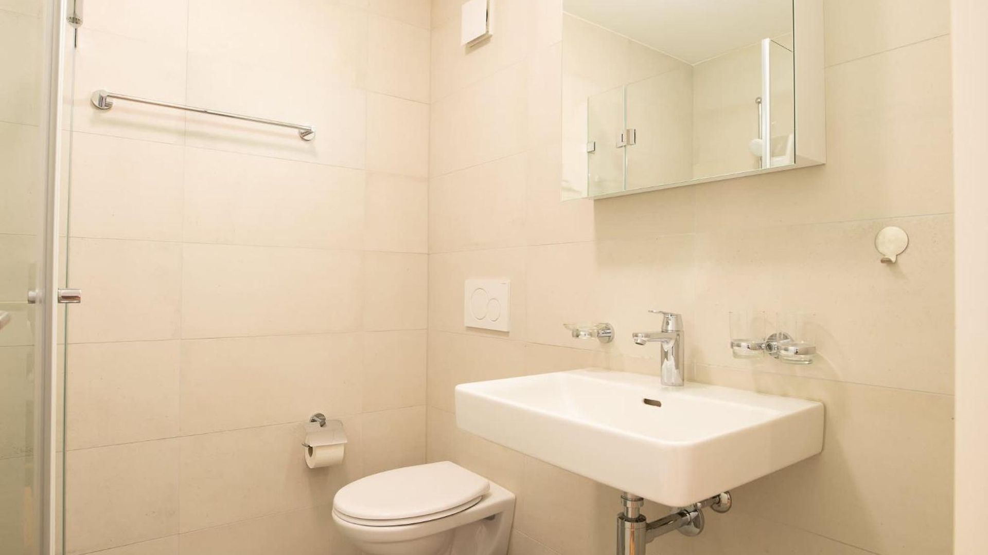 Apartment Modern Centre Flat With Balcony *