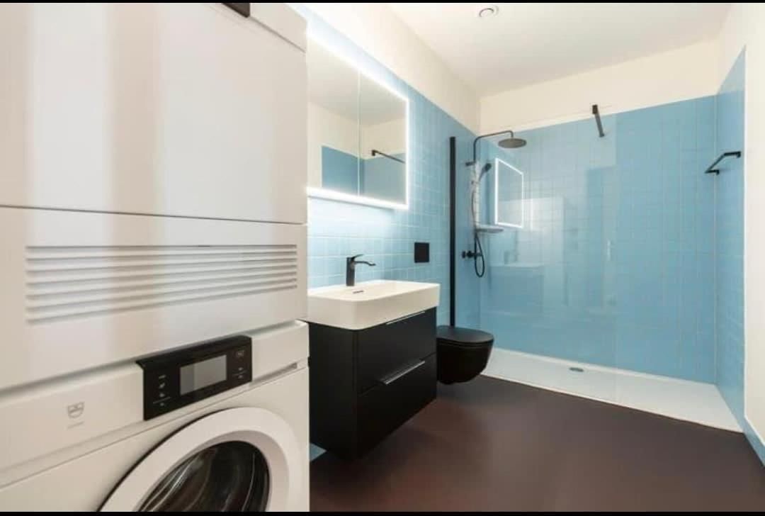 Apartment Modern With Balcony View & Workspace *