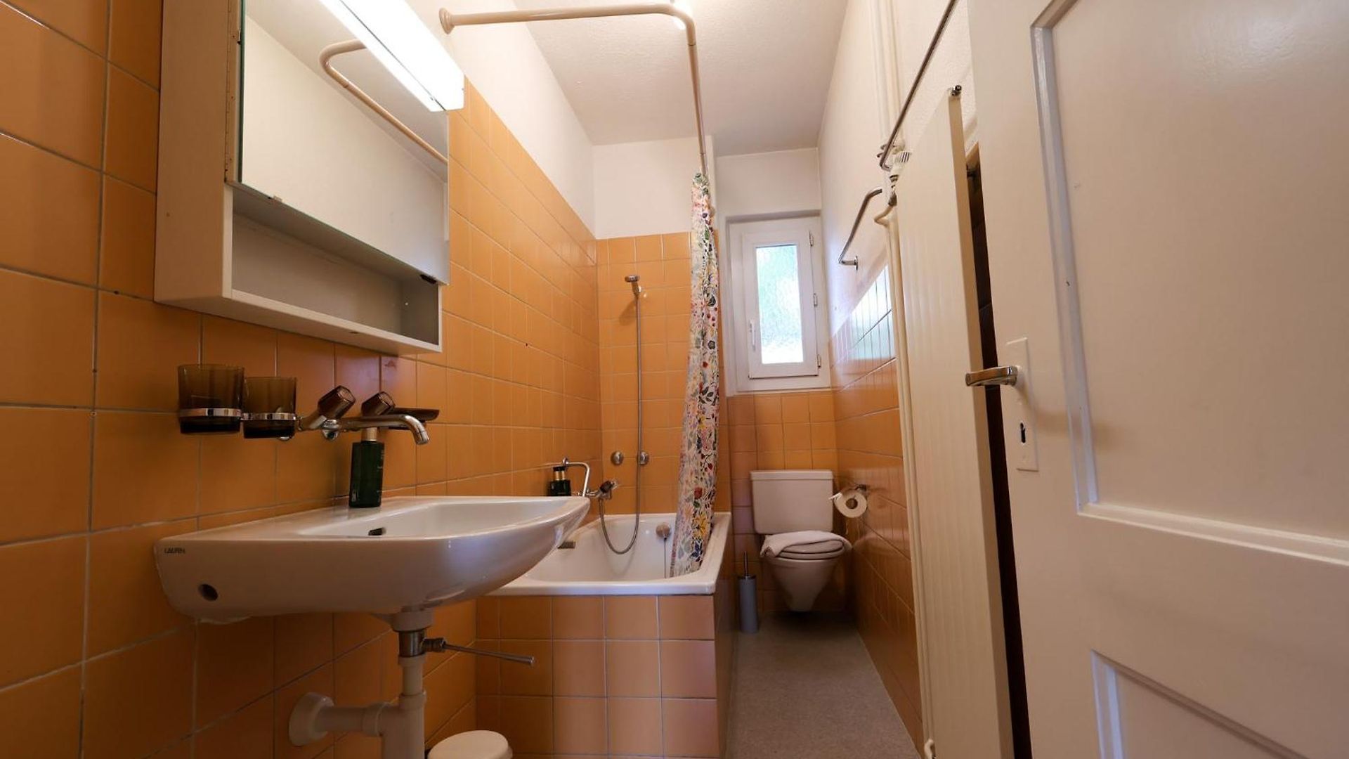 Spacious Near Center Apartment *