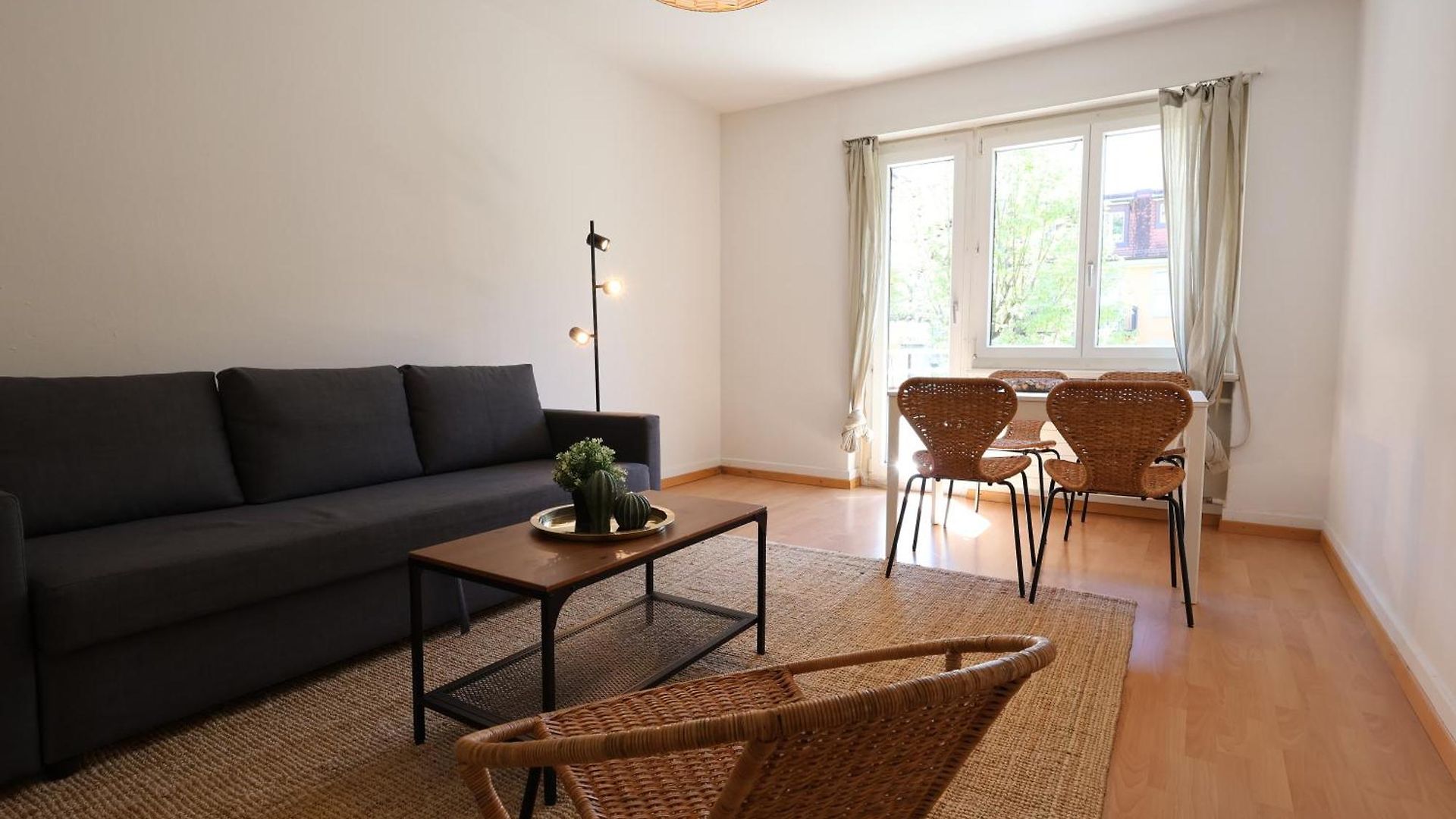Simple & Comfy In Apartment *
