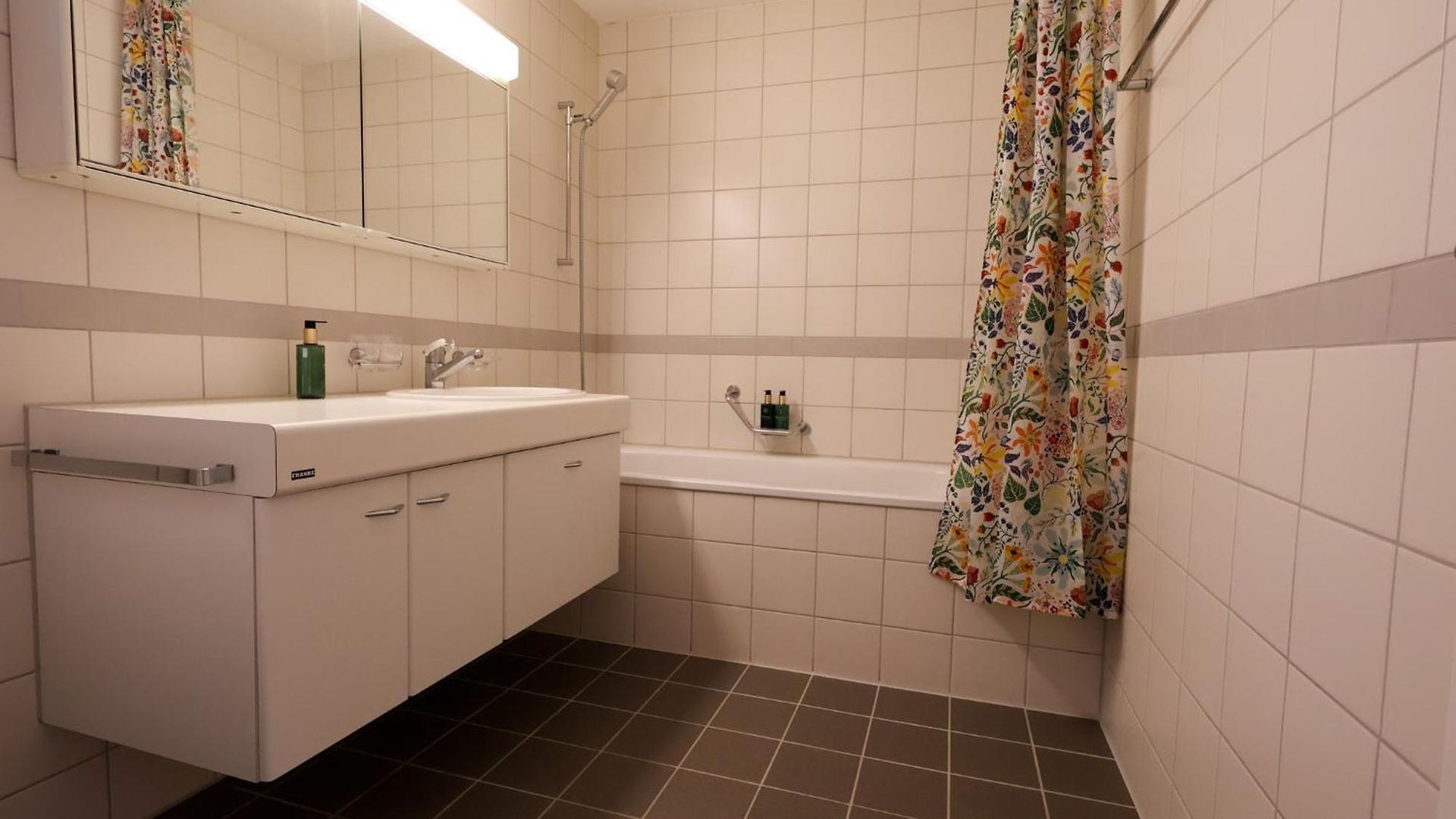 Bright & Practical 2br Near Center *