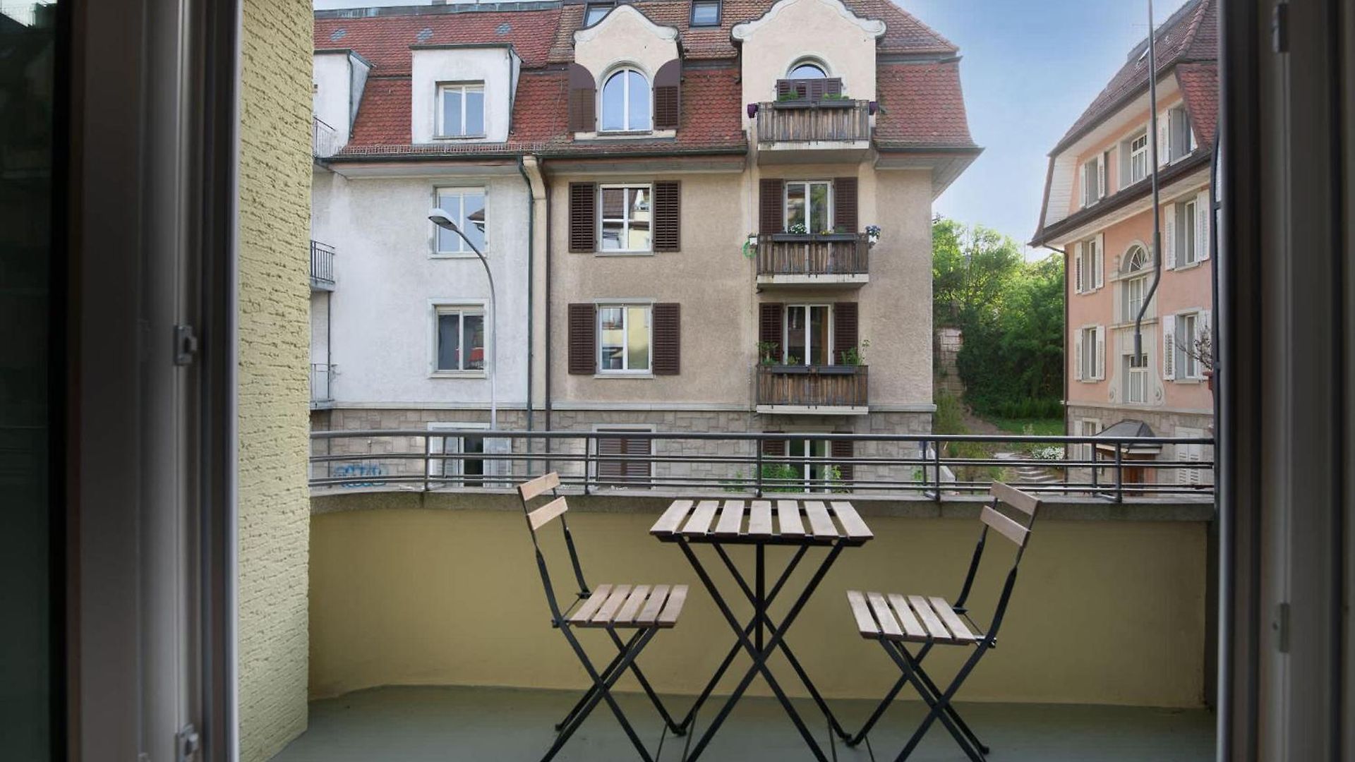 Modern Centre Flat With Balcony Apartment