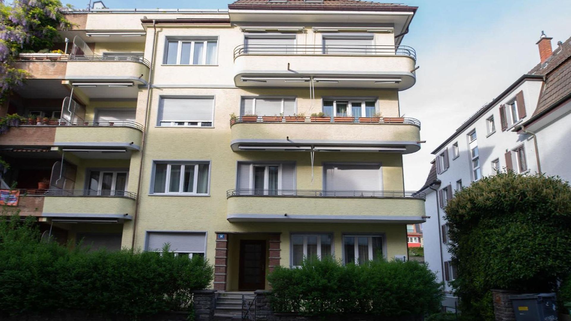 Modern Centre Flat With Balcony