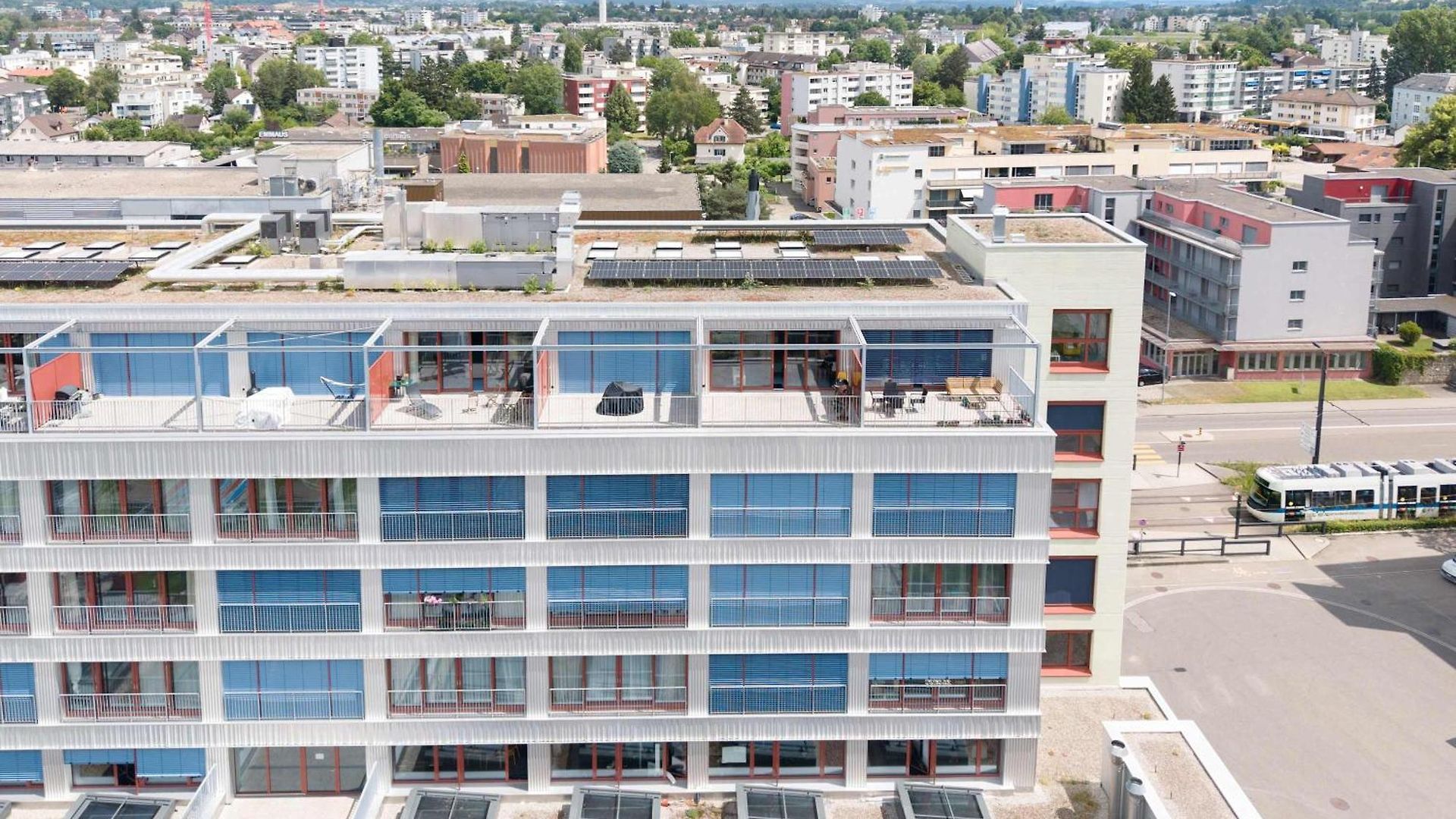Apartment Modern With Balcony View & Workspace *