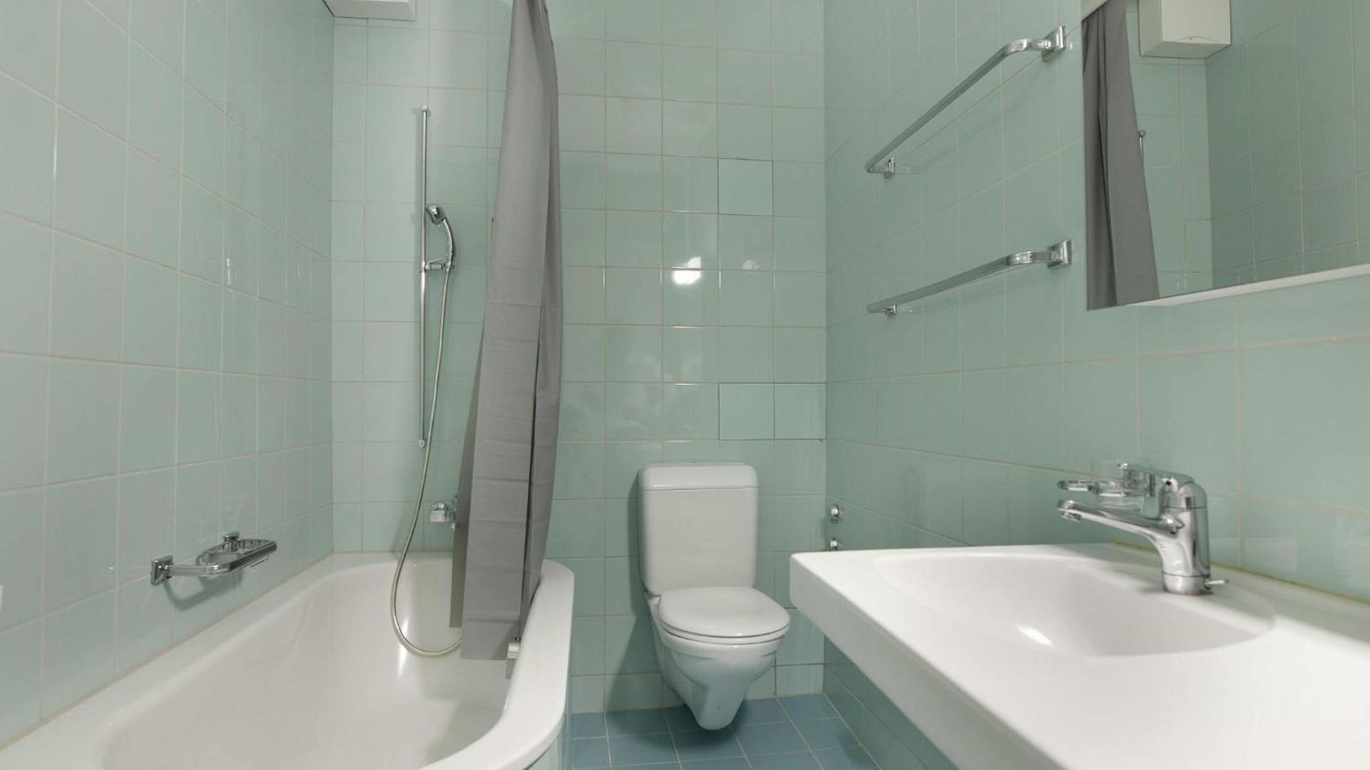 With Free Parking & Ac Tram To Center Apartment *