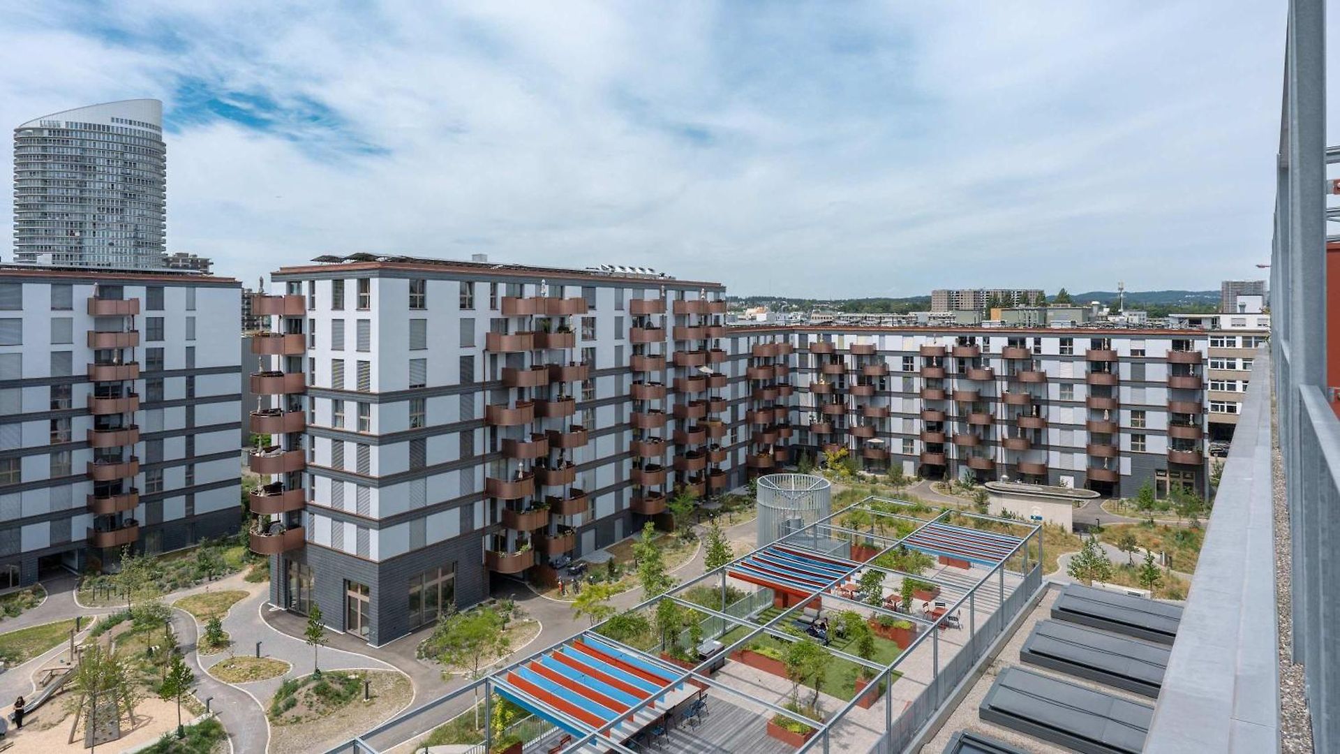 Apartment Modern With Balcony View & Workspace *
