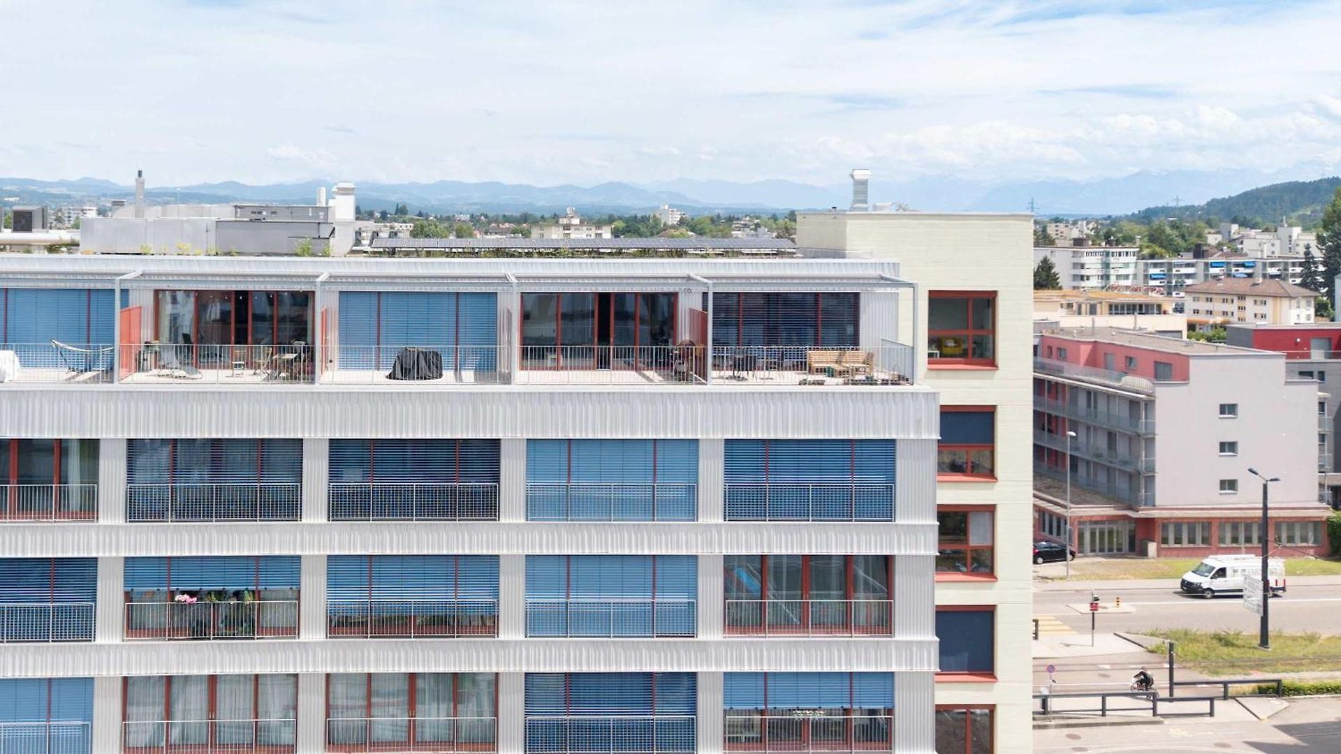 Apartment Modern With Balcony View & Workspace *