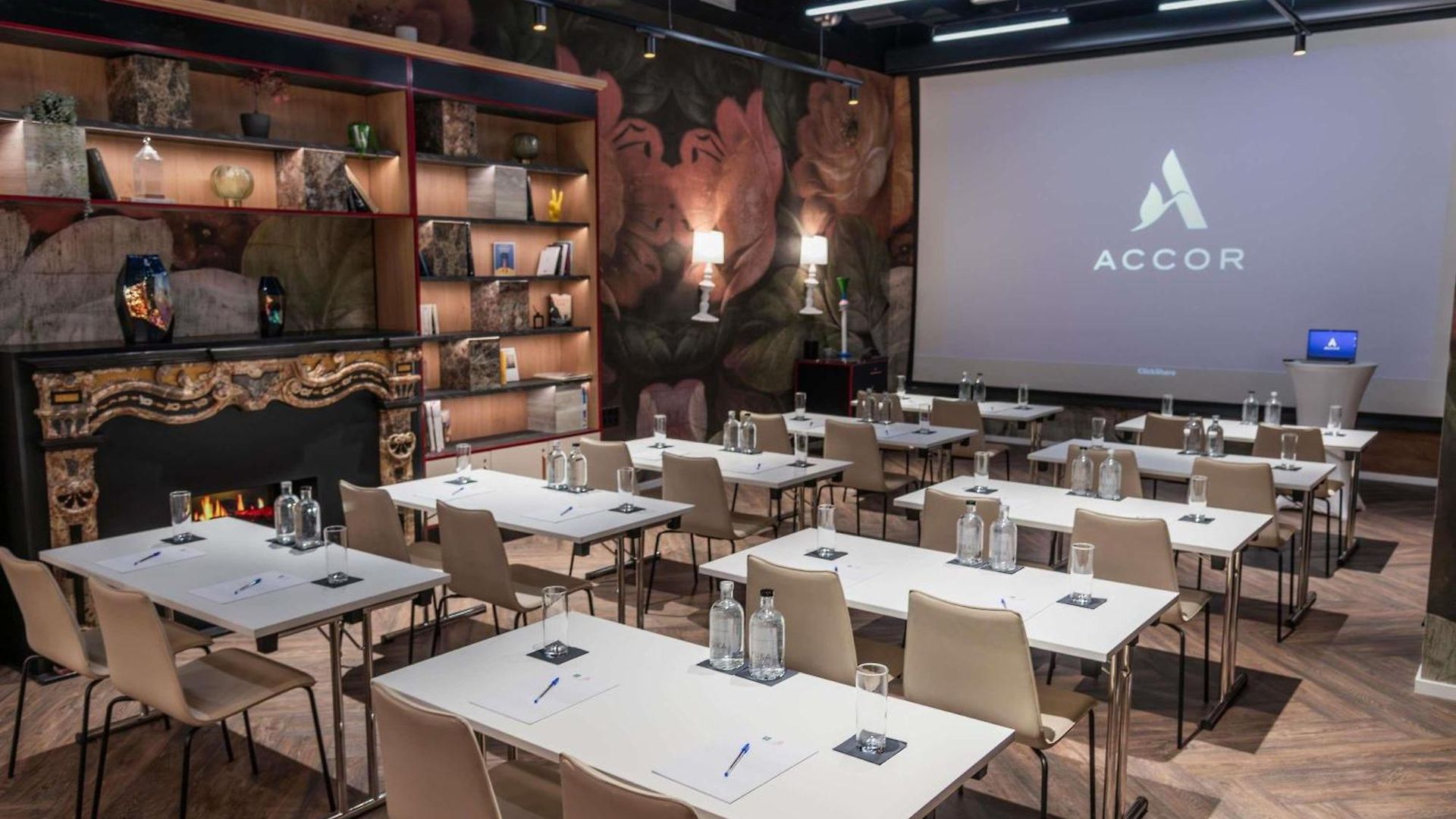 Adagio Center 4*