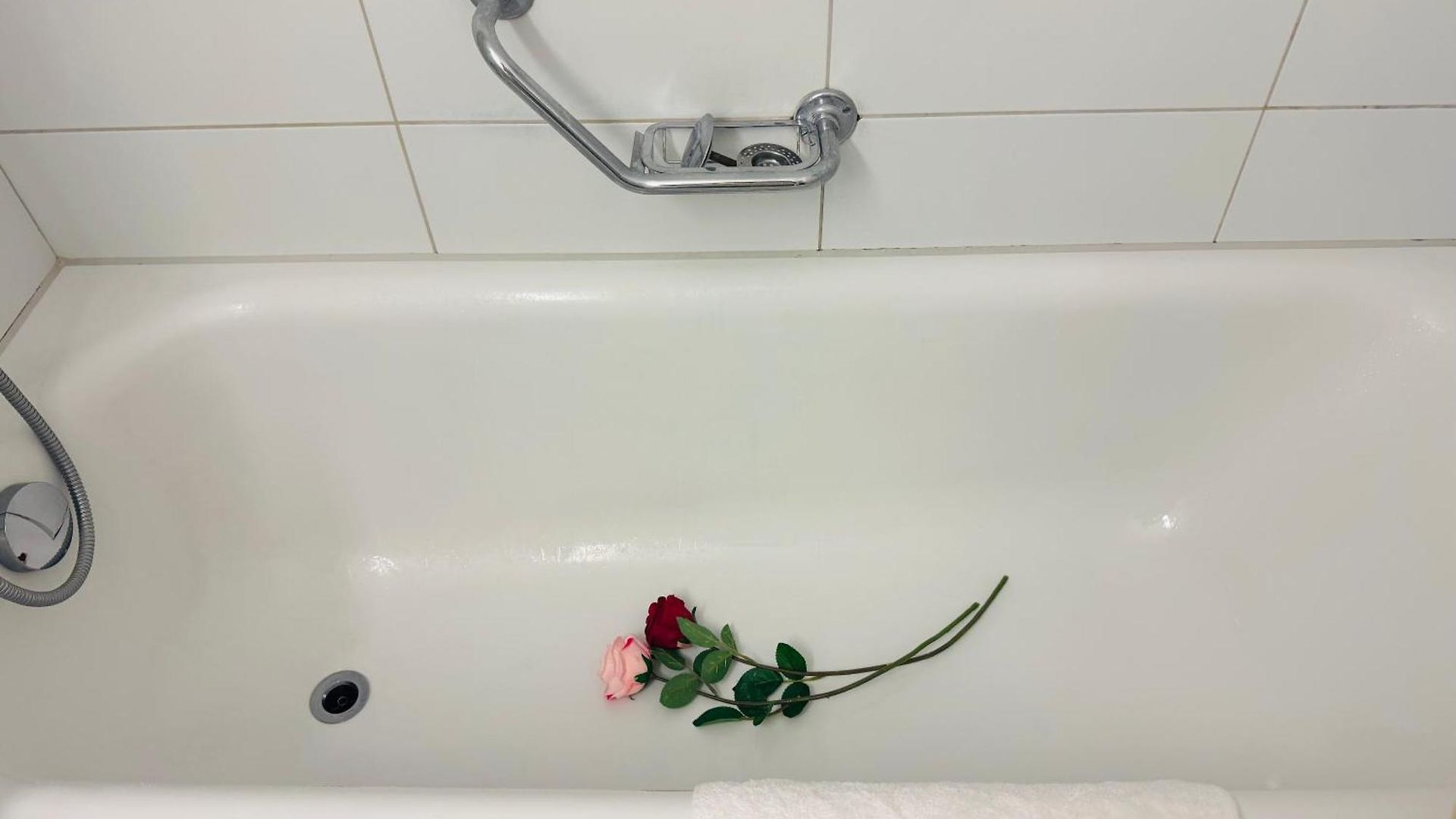 Side Center In Friendly Area Apartment *