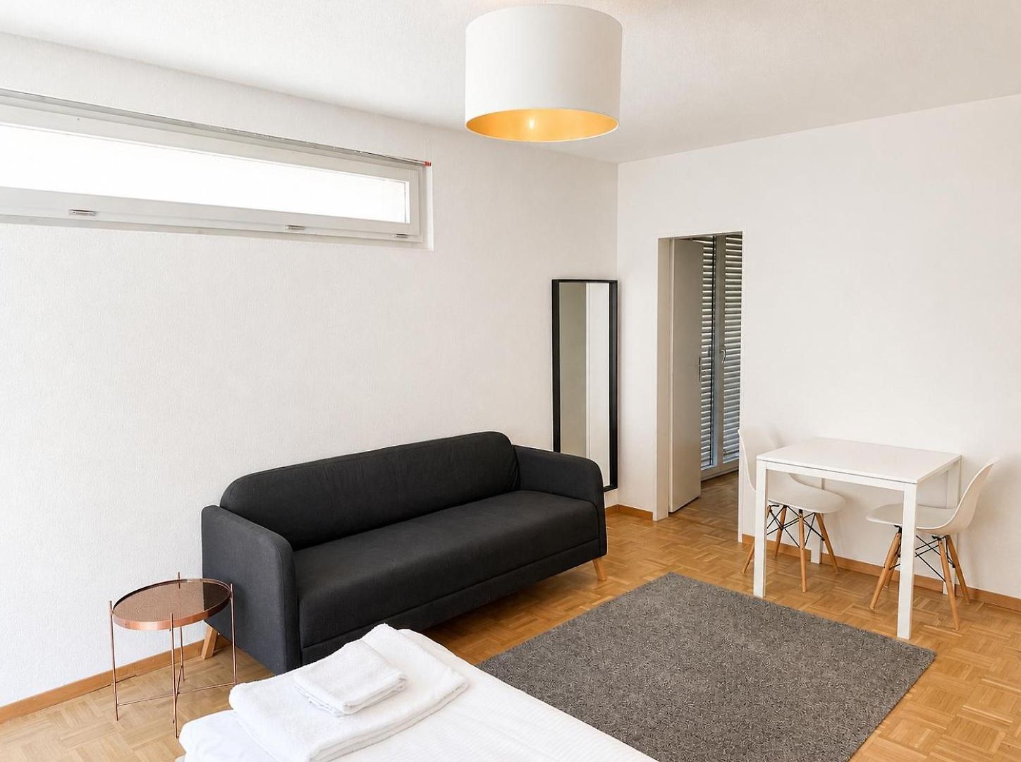 Apartment Stylish At Excellent Location - Art 1 *