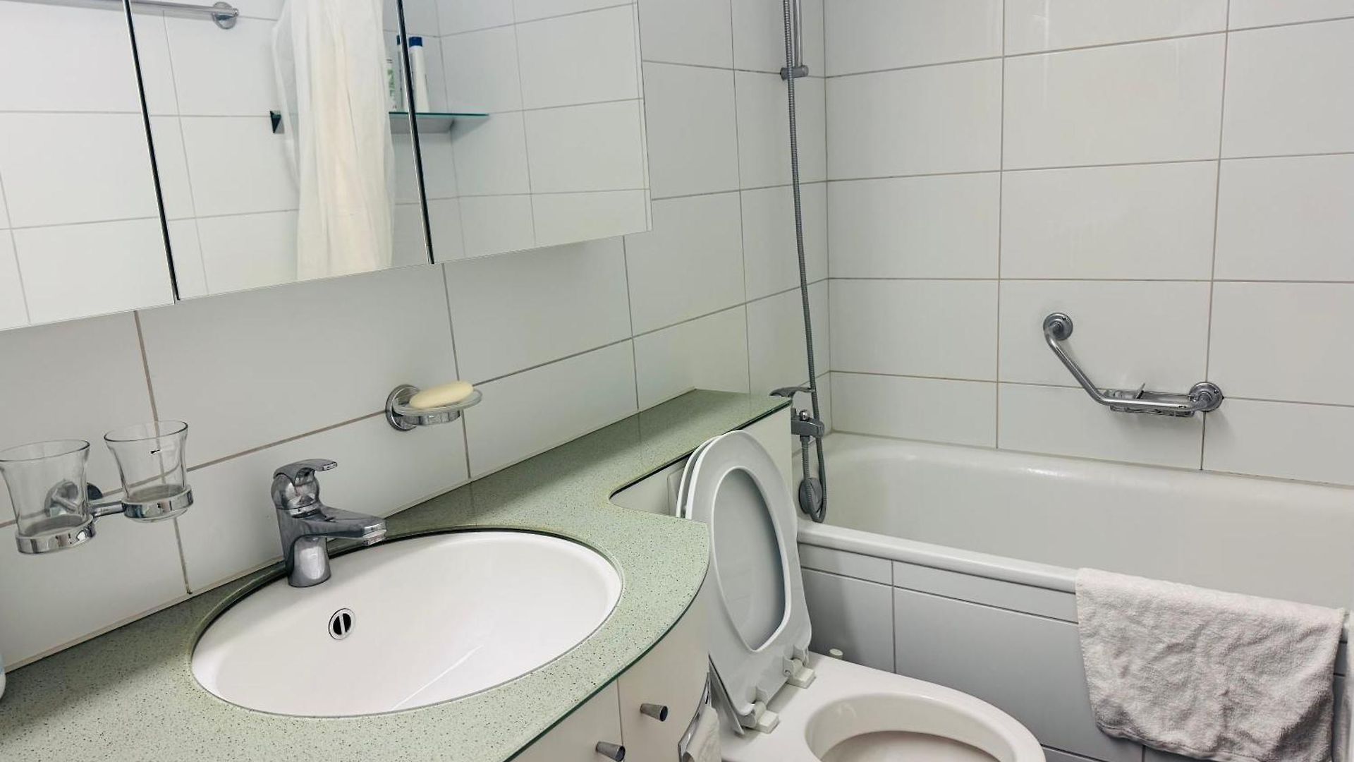 Apartment Side Center In Friendly Area *