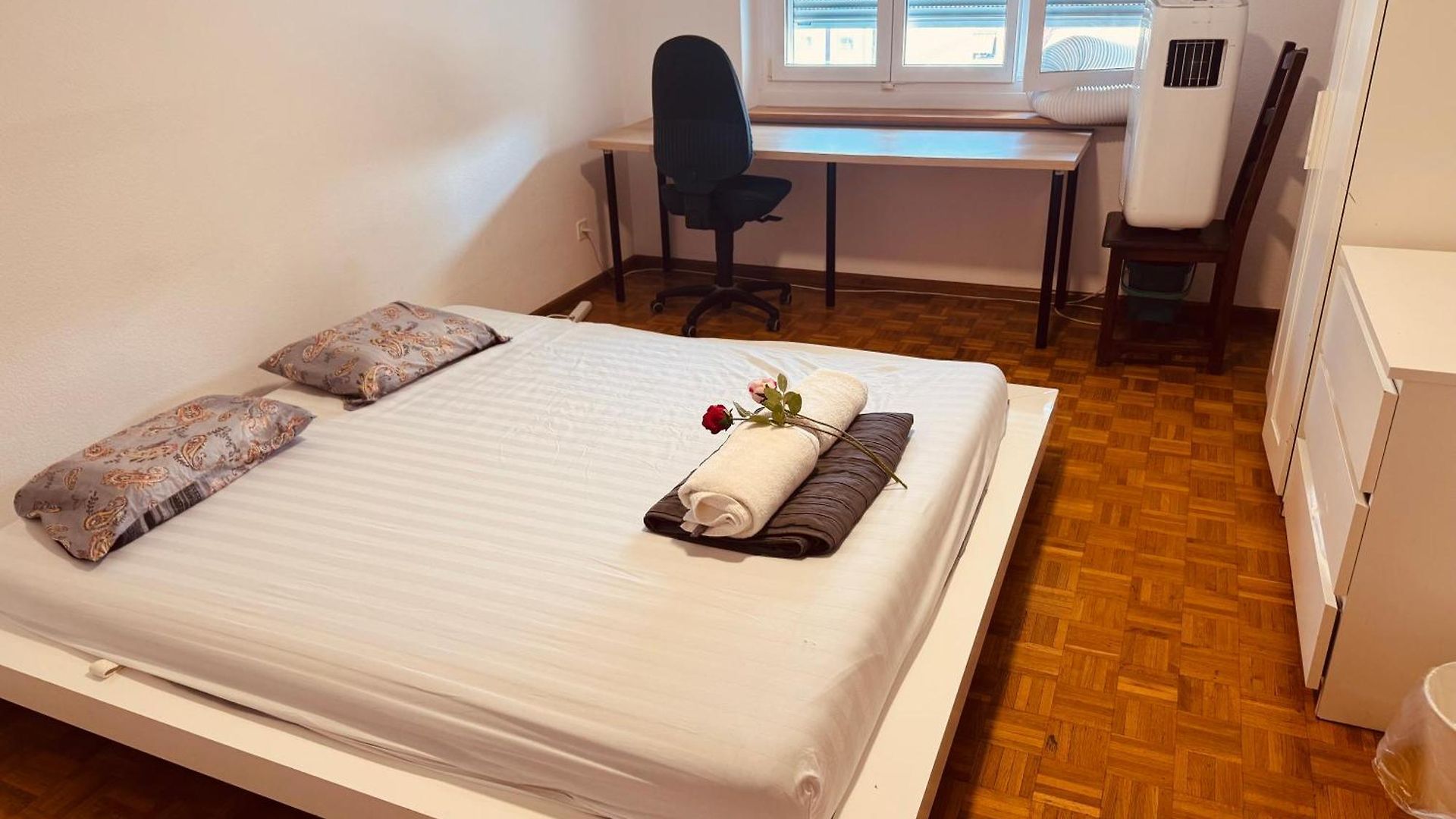 Side Center In Friendly Area Apartment *