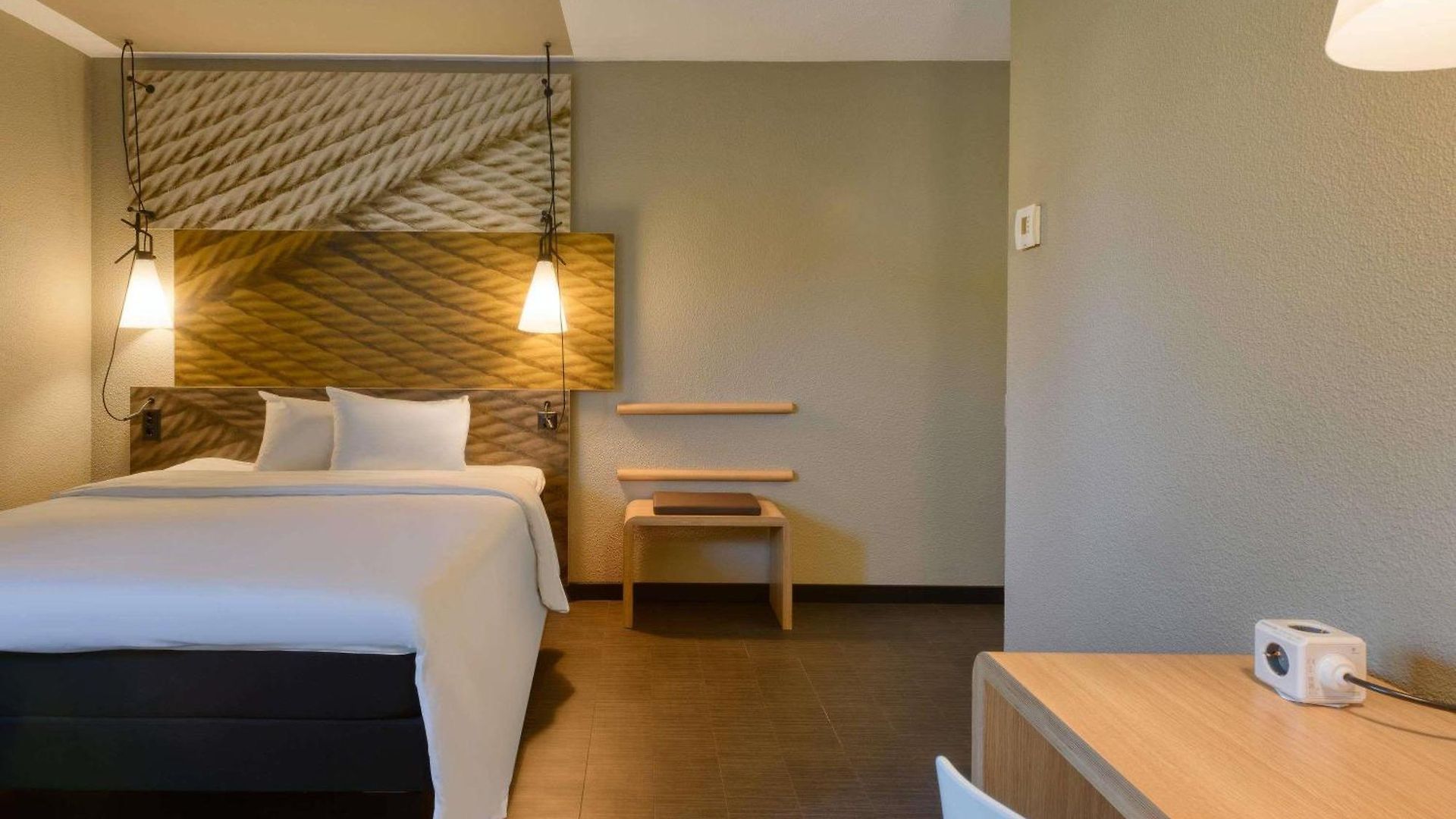 Ibis West 3*
