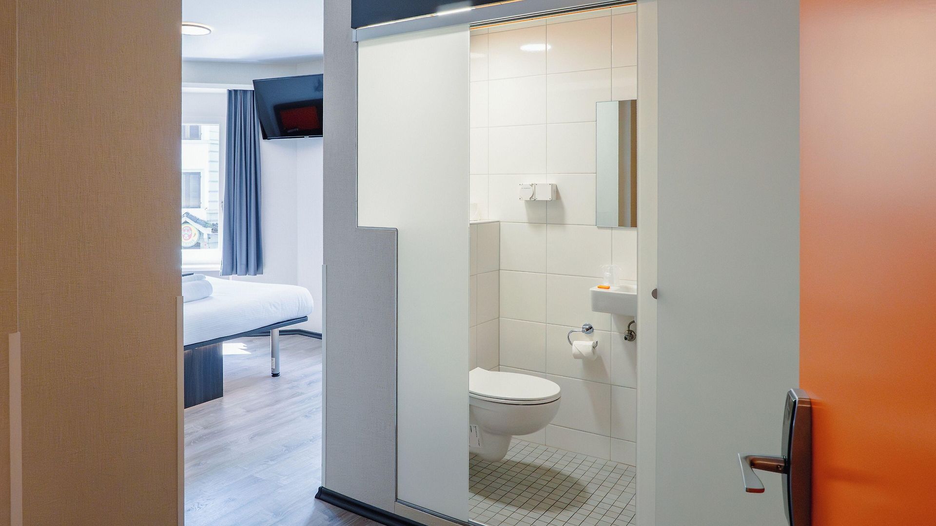 Easyhotel Main Station Hotel 3*