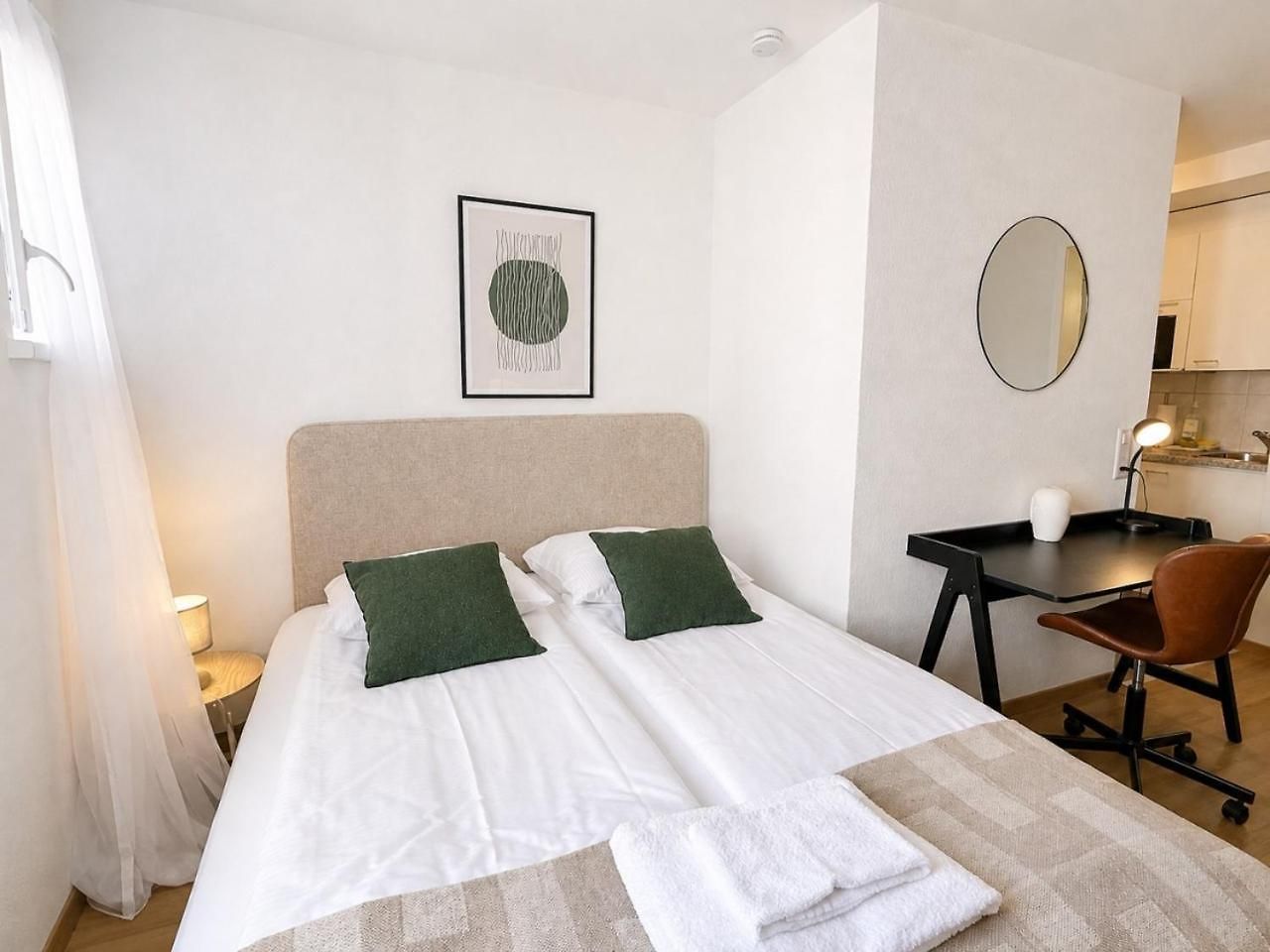 In A Perfect Location - Stork 35 * Zurich