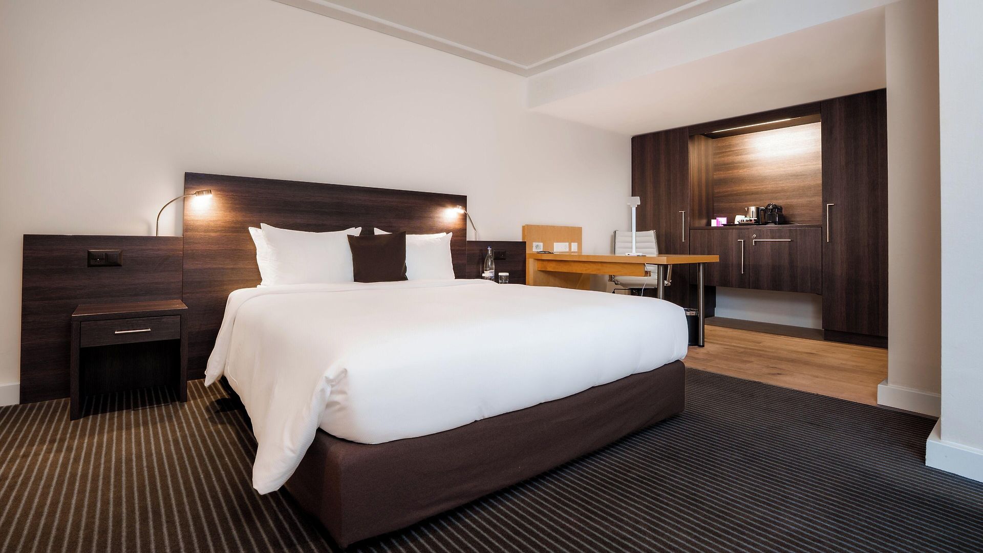 Crowne Plaza Zürich, An Ihg