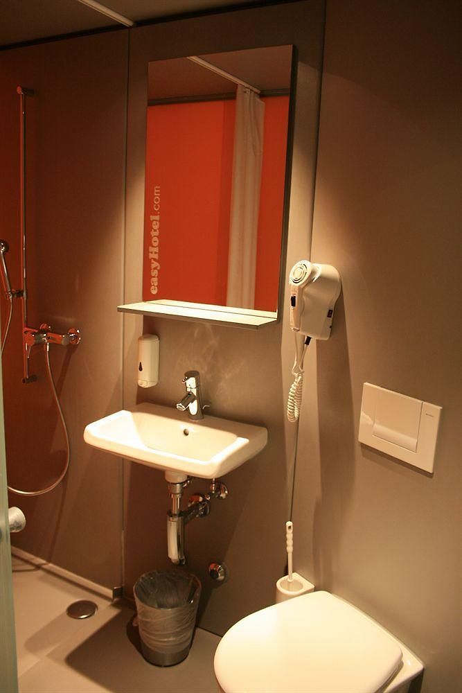 Easyhotel Centre 2*