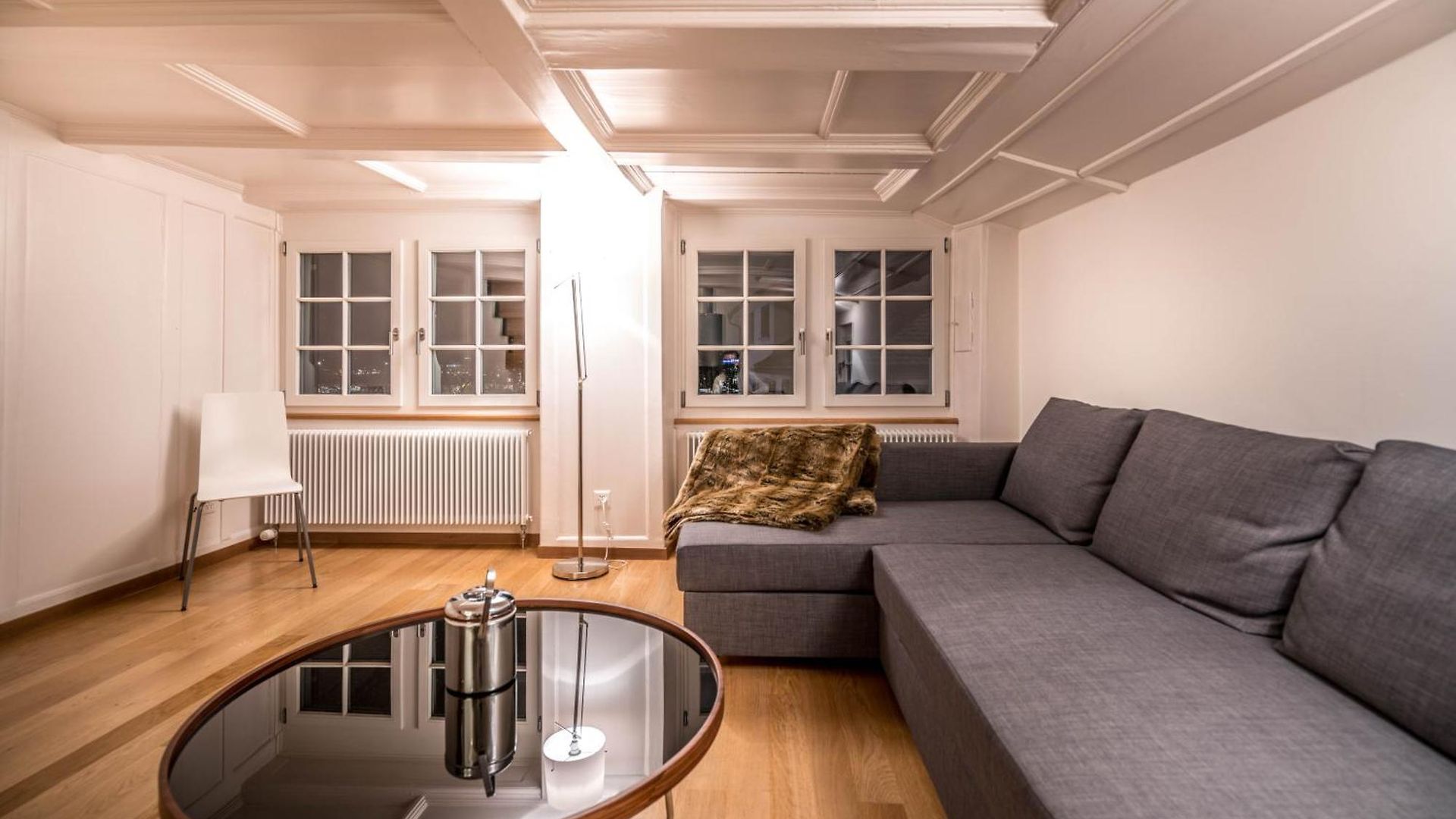 Lake Side Location Bellevue Apartment