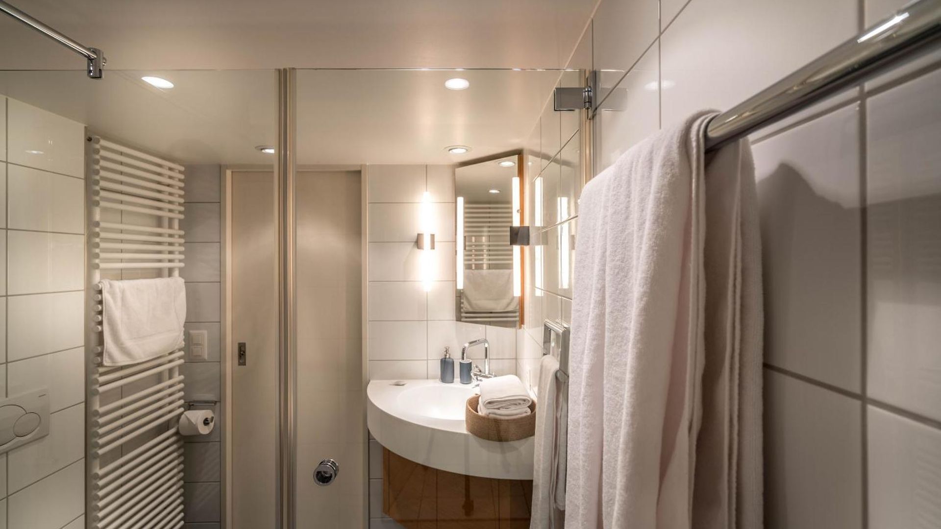 Lake Side Location Bellevue Apartment *