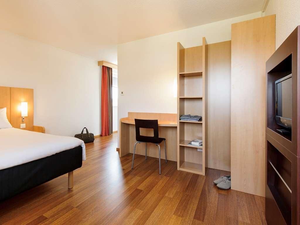 Hotel Ibis West 3*