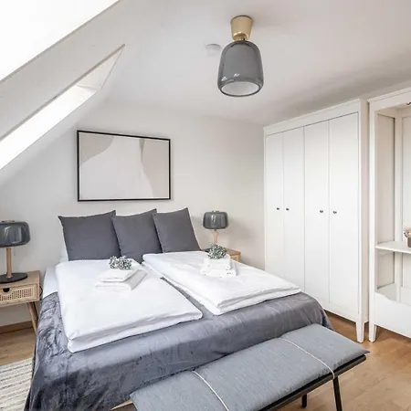 Modern 3bdr Duplex With Skyroof In Trendy West Apartment *